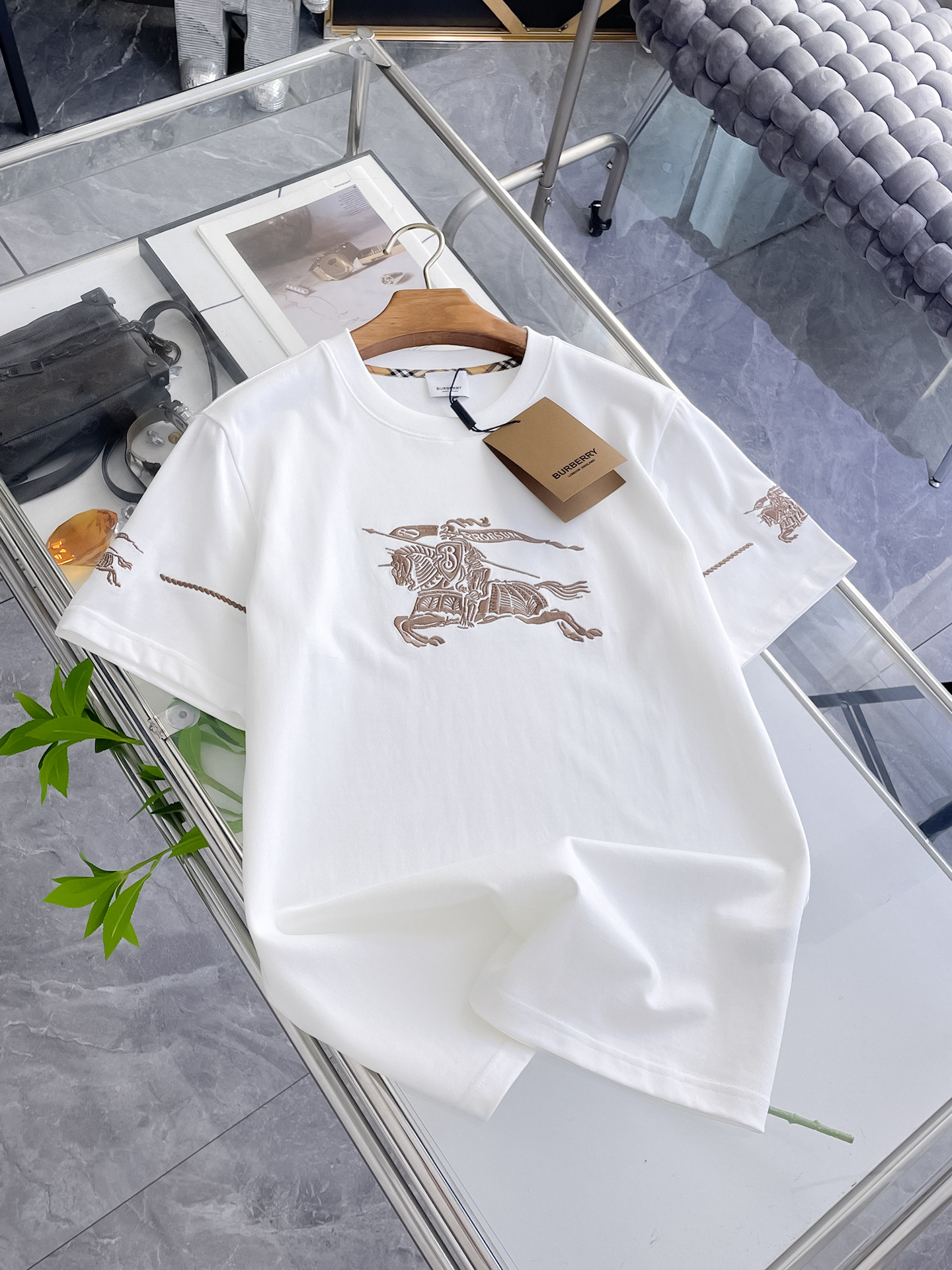 NO:757569,Burberry high-end customization 2026 spring and summer new style debut counter latest short-sleeved round neck T-shirt high-end customization design avant-garde fashion!  The brand logo is designed with heavy craftsmanship. High-end customized mercerized cloud cotton fabric. Soft to the touch. Comfortable to wear. Exquisite stitching at the counter level. Fine workmanship. The upper body effect is incomparably handsome!  A must-have item for a stylish man!  Color Black White Size S-2XL,,burberry,T-shirt,tees,t-shirt,19860909Burberry 高端定制 2026春夏新款首发专柜最新款短袖圆领T恤 高端订制 设计前卫时尚！品牌logo重工艺设计 高端定制丝光云朵棉面料.手感柔软.穿着舒适.专柜级别精致车线.做工精细.上身效果无敌帅气！型男必备单品！ 颜色黑色 白色 码数S-2XL,,burberry,T-shirt,tees，t-shirt,,Men's clothing