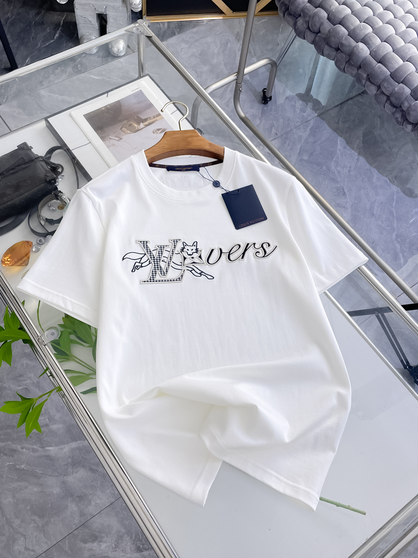 NO:757574,LV high-end customization 2026 spring and summer new style debut counter latest short-sleeved round neck T-shirt high-end customization design avant-garde fashion!  The brand logo is designed with heavy craftsmanship. High-end customized mercerized cloud cotton fabric. Soft to the touch. Comfortable to wear. Exquisite stitching at the counter level. Fine workmanship. The upper body effect is incomparably handsome!  A must-have item for a stylish man!  Color Black White Size S-2XL,,louis vuitton,T-shirt,tees,t-shirt,19860909LV 高端定制 2026春夏新款首发专柜最新款短袖圆领T恤 高端订制 设计前卫时尚！品牌logo重工艺设计 高端定制丝光云朵棉面料.手感柔软.穿着舒适.专柜级别精致车线.做工精细.上身效果无敌帅气！型男必备单品！ 颜色黑色 白色 码数S-2XL,,louis vuitton,T-shirt,tees，t-shirt,,Men's clothing