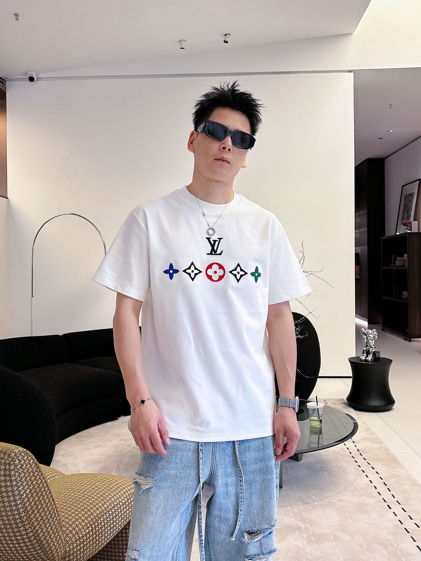 NO:835453,Lv Louis Vuitton exclusive new original men's casual short sleeves, high-end customization, high version, fashionable and versatile imported fabrics, super soft and delicate feel, skin-friendly and comfortable to wear, high-end boutique, factory finely made upper body is very good, men's essential items, complete three standards, color black and white, size S-2XL, S size, shoulder width 46, bust 102, length 66, sleeve length 22, M size shoulder width 47, bust 106, length 67  Sleeve length 23, L size, shoulder width 48, chest size 110, shirt length 68, sleeve length 24,19860909Lv 路易威登 独家专供新款原单男士休闲短袖 高端定制 高版本 时尚百搭爆款进口面料 手感超柔软细腻 穿着亲肤舒适 高端精品 代工厂精细做上身非常赞 男士必备单品 三标齐全 颜色黑色白色 尺码S-2XL S码肩宽46 胸围102 衣长66 袖长22 M码肩宽47 胸围106 衣长67 袖长23 L码肩宽48 胸围110 衣长68 袖长24 XL码肩宽49 胸围114 衣长69 袖长25 2XL码肩宽50 胸围116 衣长70 袖长26,,louis vuitton,louis vuitton,T-shirt,,Men's clothing