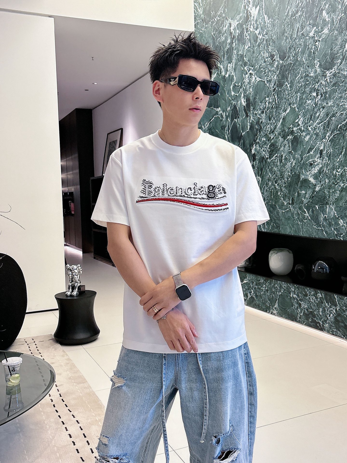 NO:835459,Balenciaga exclusively offers new original men's casual short sleeves. High-end customization. High version. Fashionable and versatile imported fabrics. Super soft and delicate feel. Skin-friendly and comfortable to wear. High-end boutique. The upper body made by the factory is very good. Men's essential items. Complete three standards. Color black and white. Size S-2XL. S size. Shoulder width 46. Bust 102. Length 66. Sleeve length 22. M size. Shoulder width 47. Bust 106. Length 67.  Sleeve length 23, L size, shoulder width 48, chest size 110, shirt length 68, sleeve length 24,19860909Balenciaga 巴黎世家独家专供新款原单男士休闲短袖 高端定制 高版本 时尚百搭爆款进口面料 手感超柔软细腻 穿着亲肤舒适 高端精品 代工厂精细做上身非常赞 男士必备单品 三标齐全 颜色黑色白色 尺码S-2XL S码肩宽46 胸围102 衣长66 袖长22 M码肩宽47 胸围106 衣长67 袖长23 L码肩宽48 胸围110 衣长68 袖长24 XL码肩宽49 胸围114 衣长69 袖长25 2XL码肩宽50 胸围116 衣长70 袖长26,,balenciaga,balenciaga,T-shirt,,Men's clothing