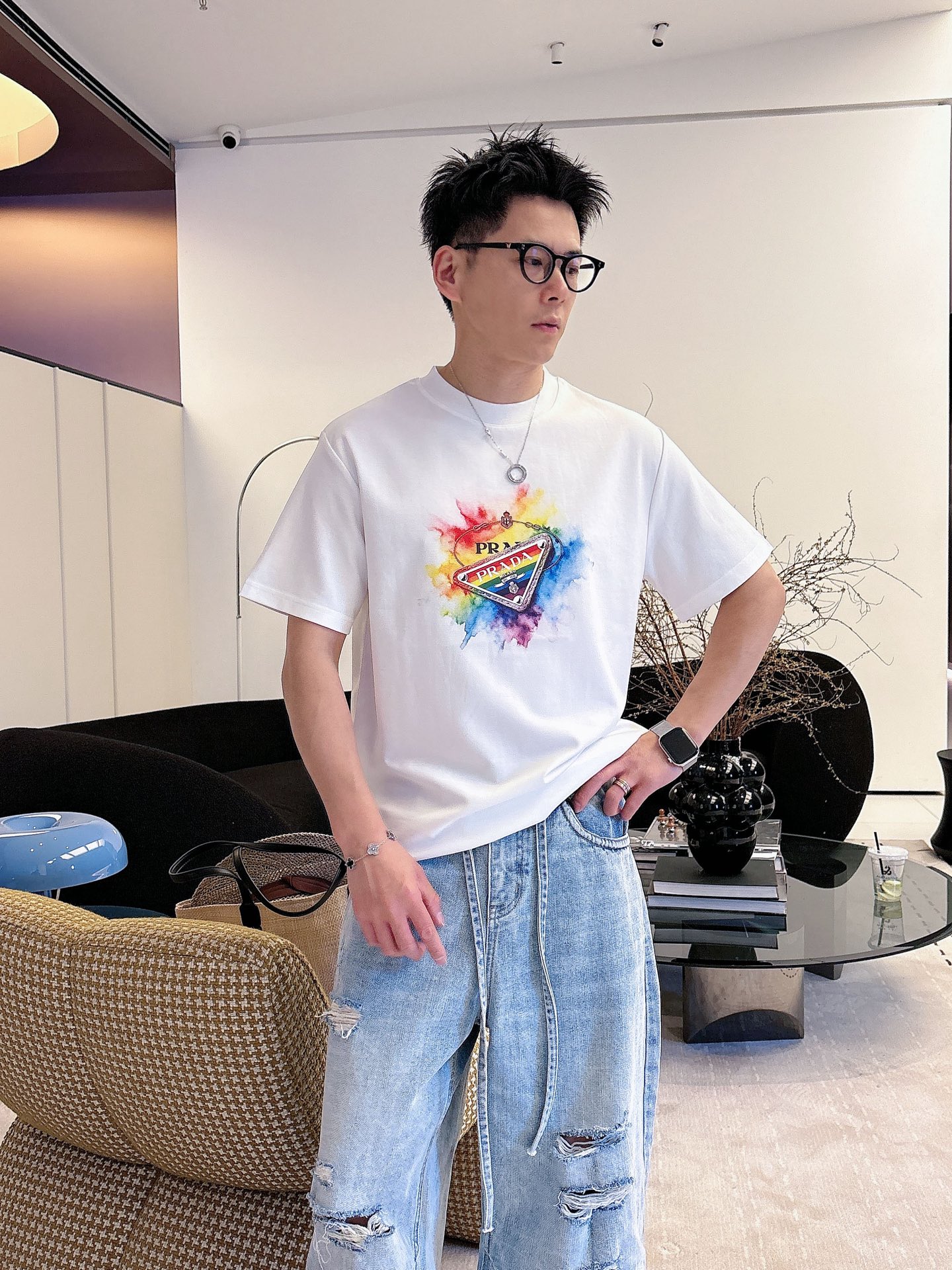NO:835463,Prada Exclusively offers new original men's casual short sleeves, high-end customization, high version, fashionable and versatile imported fabrics, super soft and delicate feel, skin-friendly and comfortable to wear, high-end boutique, factory finely made upper body is very good, men's essential items, complete with three standards, color black and white, size S-2XL, S size, shoulder width 46, bust 102, length 66, sleeve length 22, shoulder width 47, M size 47, bust 106, length 67  Sleeve length 23, L size, shoulder width 48, bust 110, shirt length 68, sleeve length 24,19860909Prada 普拉达独家专供新款原单男士休闲短袖 高端定制 高版本 时尚百搭爆款进口面料 手感超柔软细腻 穿着亲肤舒适 高端精品 代工厂精细做上身非常赞 男士必备单品 三标齐全 颜色黑色白色 尺码S-2XL S码肩宽46 胸围102 衣长66 袖长22 M码肩宽47 胸围106 衣长67 袖长23 L码肩宽48 胸围110 衣长68 袖长24 XL码肩宽49 胸围114 衣长69 袖长25 2XL码肩宽50 胸围116 衣长70 袖长26,,prada,prada,T-shirt,,Men's clothing