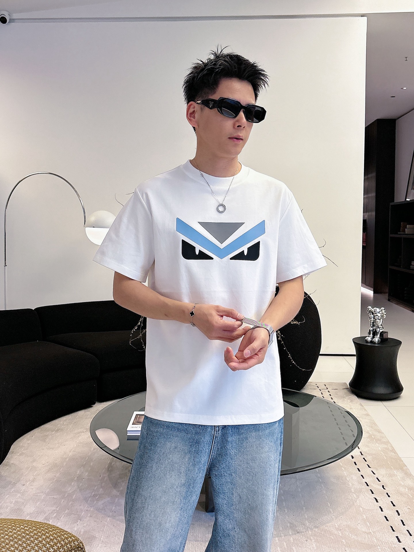 NO:835469,Fendi Fendi exclusively offers new original men's casual short sleeves. High-end customization. High version. Fashionable and versatile imported fabrics. Super soft and delicate feel. Skin-friendly and comfortable to wear. High-end boutique. The upper body made by the factory is very good. Men's essential items. Complete three standards. Color black and white. Size S-2XL. S size. Shoulder width 46. Bust 102. Length 66. Sleeve length 22. M size. Shoulder width 47. Bust 106. Length 67.  Sleeve length 23, L size, shoulder width 48, bust 110, shirt length 68, sleeve length 24,19860909Fendi 芬迪 独家专供新款原单男士休闲短袖 高端定制 高版本 时尚百搭爆款进口面料 手感超柔软细腻 穿着亲肤舒适 高端精品 代工厂精细做上身非常赞 男士必备单品 三标齐全 颜色黑色白色 尺码S-2XL S码肩宽46 胸围102 衣长66 袖长22 M码肩宽47 胸围106 衣长67 袖长23 L码肩宽48 胸围110 衣长68 袖长24 XL码肩宽49 胸围114 衣长69 袖长25 2XL码肩宽50 胸围116 衣长70 袖长26,,fendi,fendi,T-shirt,,Men's clothing