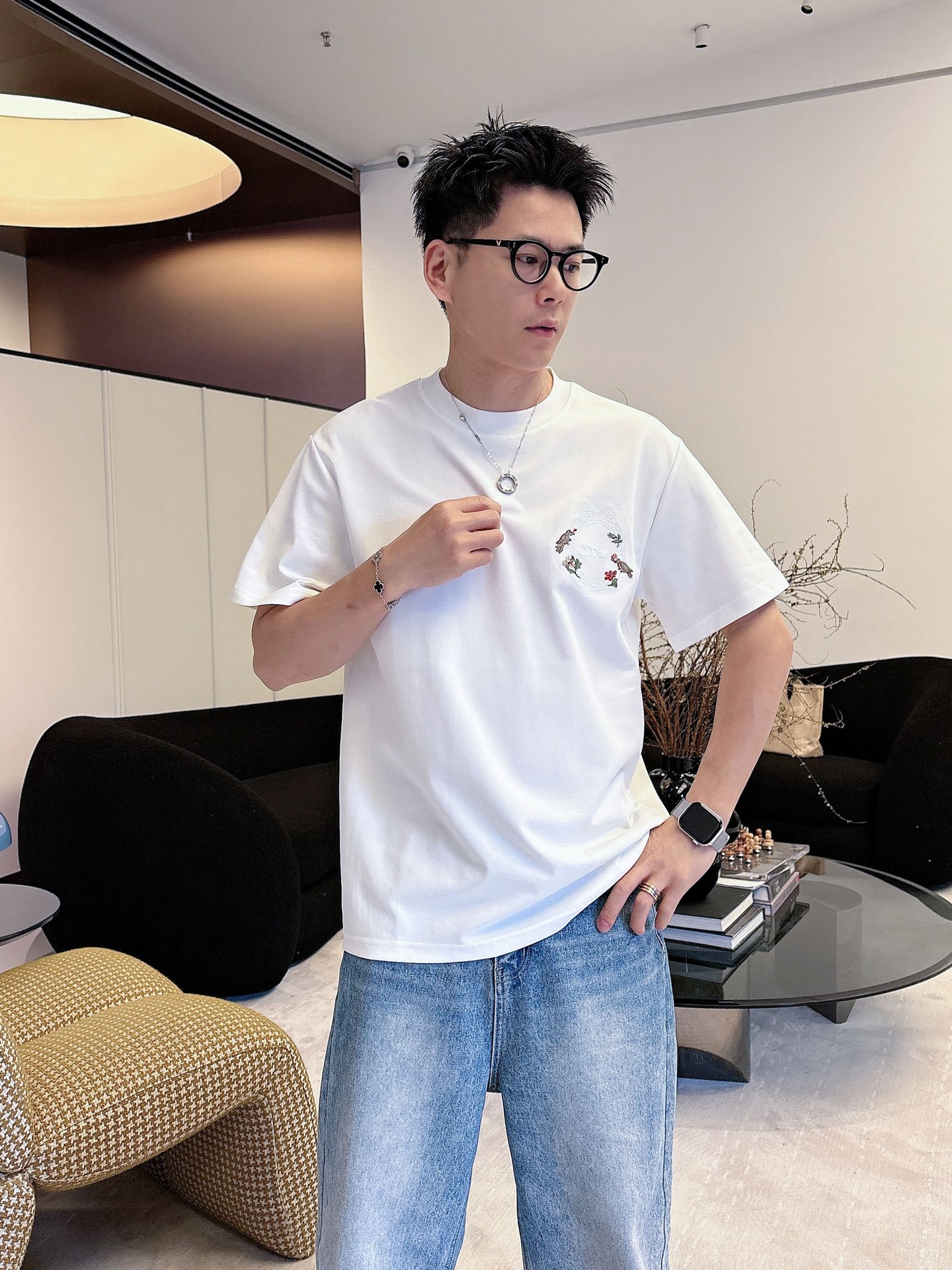 NO:835474,Dior exclusively offers new original men's casual short sleeves, high-end customization, high version, fashionable and versatile imported fabrics, super soft and delicate to the touch, skin-friendly and comfortable to wear, high-end boutique, factory finely made upper body is very good, men's essential items, complete with three standards, color black and white, size S-2XL, S size, shoulder width 46, bust 102, length 66, sleeve length 22, M size shoulder width 47, bust 106, length 67  Sleeve length 23, L size, shoulder width 48, bust 110, shirt length 68, sleeve length 24,19860909Dior 迪奥 独家专供新款原单男士休闲短袖 高端定制 高版本 时尚百搭爆款进口面料 手感超柔软细腻 穿着亲肤舒适 高端精品 代工厂精细做上身非常赞 男士必备单品 三标齐全 颜色黑色白色 尺码S-2XL S码肩宽46 胸围102 衣长66 袖长22 M码肩宽47 胸围106 衣长67 袖长23 L码肩宽48 胸围110 衣长68 袖长24 XL码肩宽49 胸围114 衣长69 袖长25 2XL码肩宽50 胸围116 衣长70 袖长26,,dior,dior,T-shirt,,Men's clothing