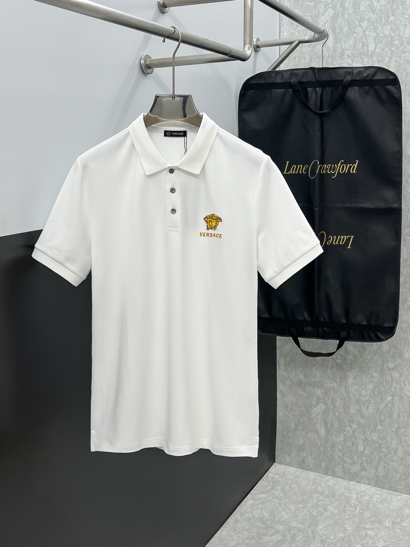 🍀 Versace# 2026ss logo olo/ 100% LOW M-3XL M : 104cm- 45cm- 69cm- 21cm L : 108cm- 46cm- 70cm- 22cm XL : 112cm- 47cm- 71cm- 23cm XXL : 116cm- 48cm- 72cm- 24cm 3XL : 120cm- 49cm- 73cm- Novità Uomo Maglia Uomo Maglia