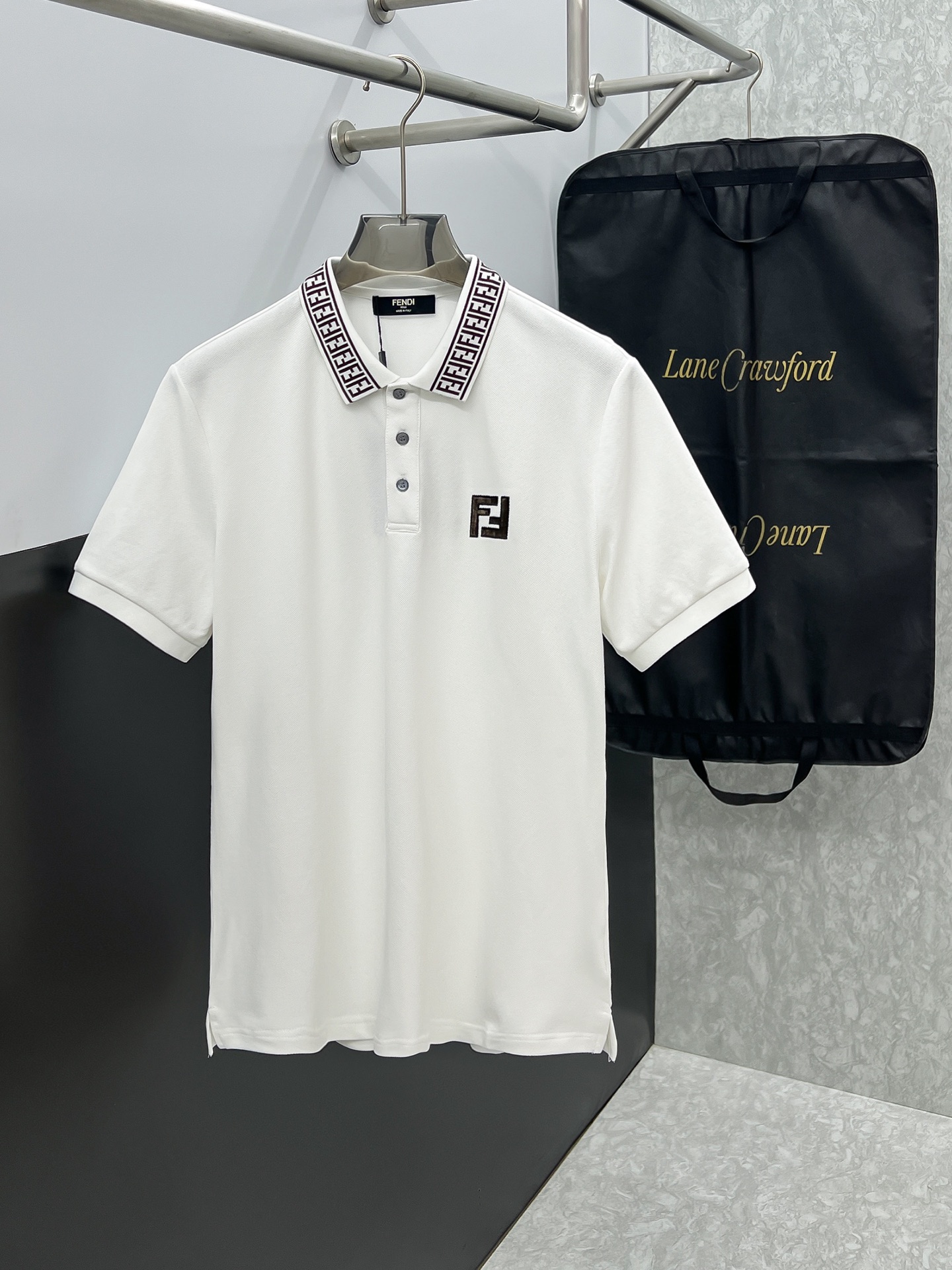 🍀 Fendi# 2026ss logo olo/ 100% LOW M-3XL M : 104cm- 45cm- 69cm- 21cm L : 108cm- 46cm- 70cm- 22cm XL : 112cm- 47cm- 71cm- 23cm XXL : 116cm- 48cm- 72cm- 24cm 3XL : 120cm- 49cm- 73cm- Novità Uomo Maglia Uomo Maglia
