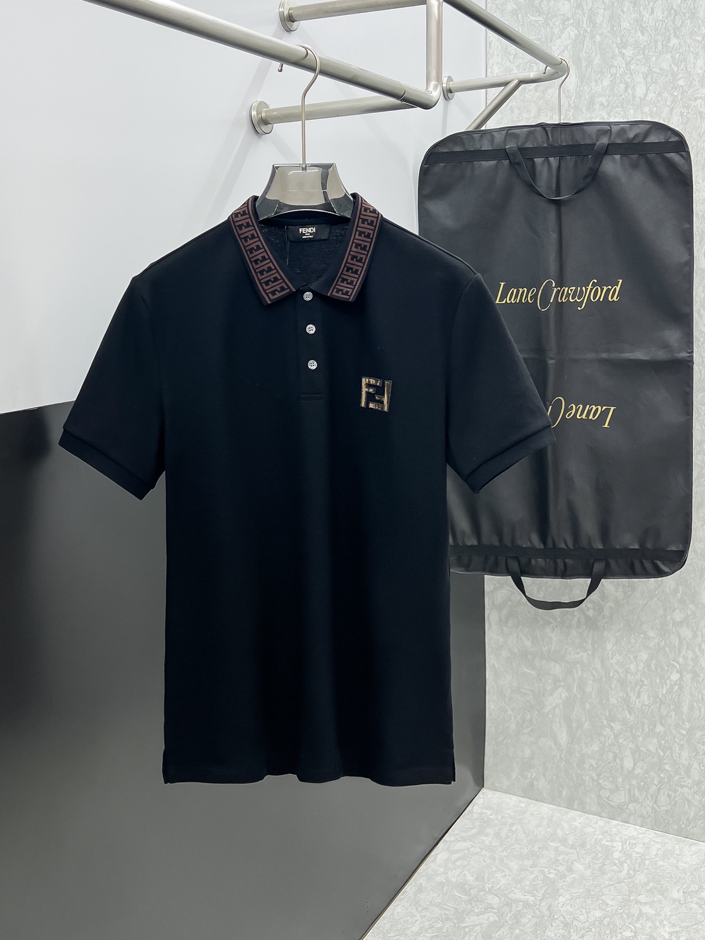 🍀 Fendi# 2026ss logo olo/ 100% LOW M-3XL M : 104cm- 45cm- 69cm- 21cm L : 108cm- 46cm- 70cm- 22cm XL : 112cm- 47cm- 71cm- 23cm XXL : 116cm- 48cm- 72cm- 24cm 3XL : 120cm- 49cm- 73cm- Novità Uomo Maglia Uomo Maglia