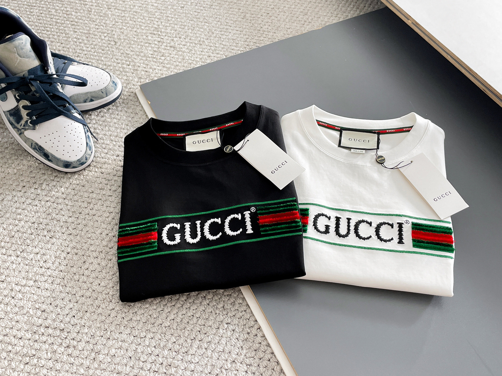 NO:936708,Gu Gucci Haute Couture Fabric 2026 Spring and Summer New Arrival Fashion Classic Round Neck Short Sleeve Fashion Item Design, More Fashionable and Comfortable, High Standard Customization, The Upper Body is Very Stylish, Made of Heavy 280G Double Yarn Combed Cotton Material The fabric texture is very delicate, the details and craftsmanship are exquisite, and it is a highly moldable item. It can be matched with any fashion, and the shape is super good. A must-have item for trendy men. Sizes S-XXL. Colors: black, white, gucci, T-shirt,19860909Gu 古驰高定面料 2026春夏新品上市时尚经典圆领短袖时尚单品设计,更加时尚舒适,高标准定制,上身非常有型,采用重磅280G双纱精梳棉材质 面料质感非常细腻,细节工艺精湛考究,塑造性极高的一款单品,适合任何时装都可以搭配,版型超级好 潮男必备单品 尺码S-XXL 颜色黑,白,,gucci,T-shirt,,Men's clothing