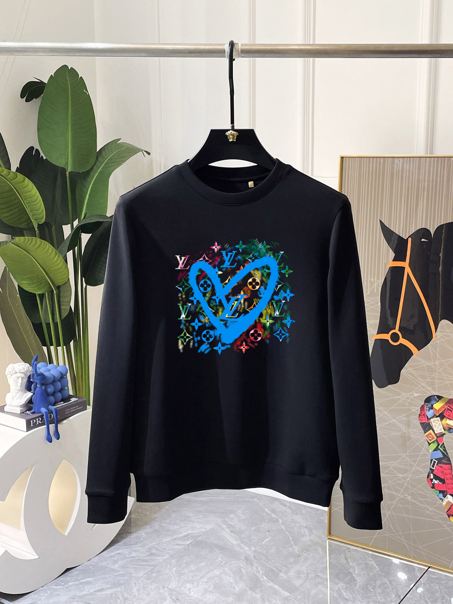 LV 秋冬专柜新款 时尚休闲卫衣,精选纯棉面料,精致原版logo打造,舒适性与透气性兼优,无论是单穿或是内搭都是帅气十足,追求奢华高贵优雅风范,打造不凡男士品味,视觉效果非常赞,档次极高,简约时尚必备之选! 颜色:白色 黑色 (偏大)