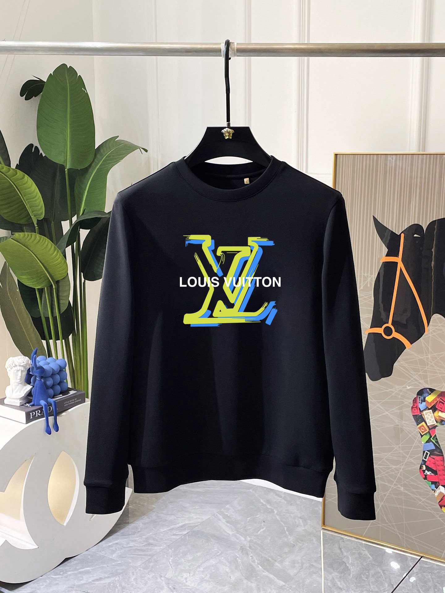 LV 秋冬专柜新款 时尚休闲卫衣,精选纯棉面料,精致原版logo打造,舒适性与透气性兼优,无论是单穿或是内搭都是帅气十足,追求奢华高贵优雅风范,打造不凡男士品味,视觉效果非常赞,档次极高,简约时尚必备之选! 颜色:白色 黑色 (偏大)