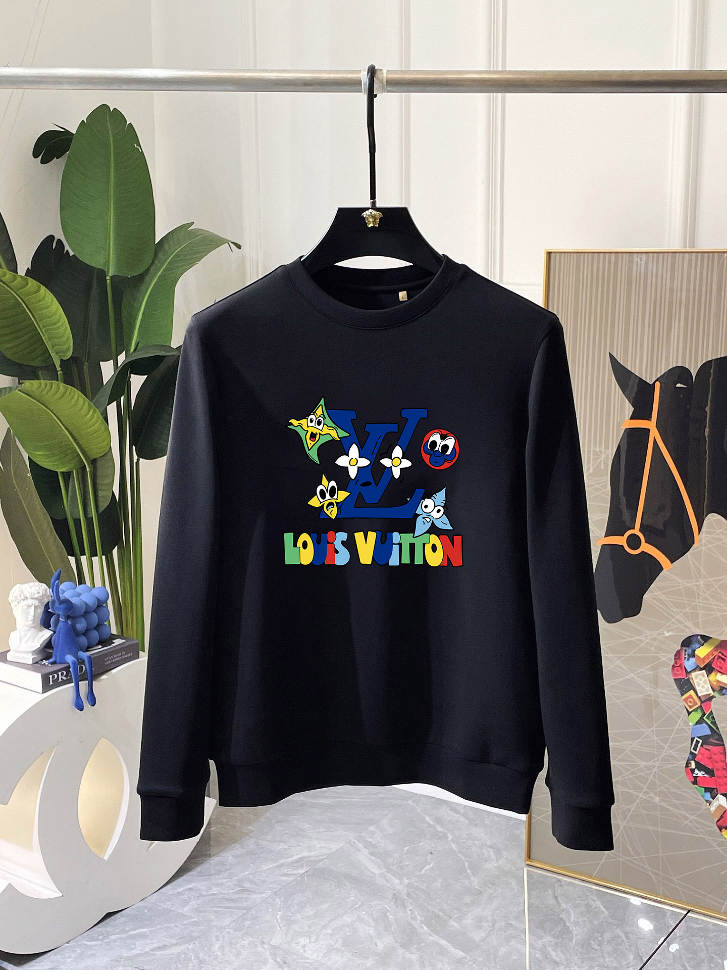 LV 秋冬专柜新款 时尚休闲卫衣,精选纯棉面料,精致原版logo打造,舒适性与透气性兼优,无论是单穿或是内搭都是帅气十足,追求奢华高贵优雅风范,打造不凡男士品味,视觉效果非常赞,档次极高,简约时尚必备之选! 颜色:白色 黑色 (偏大)