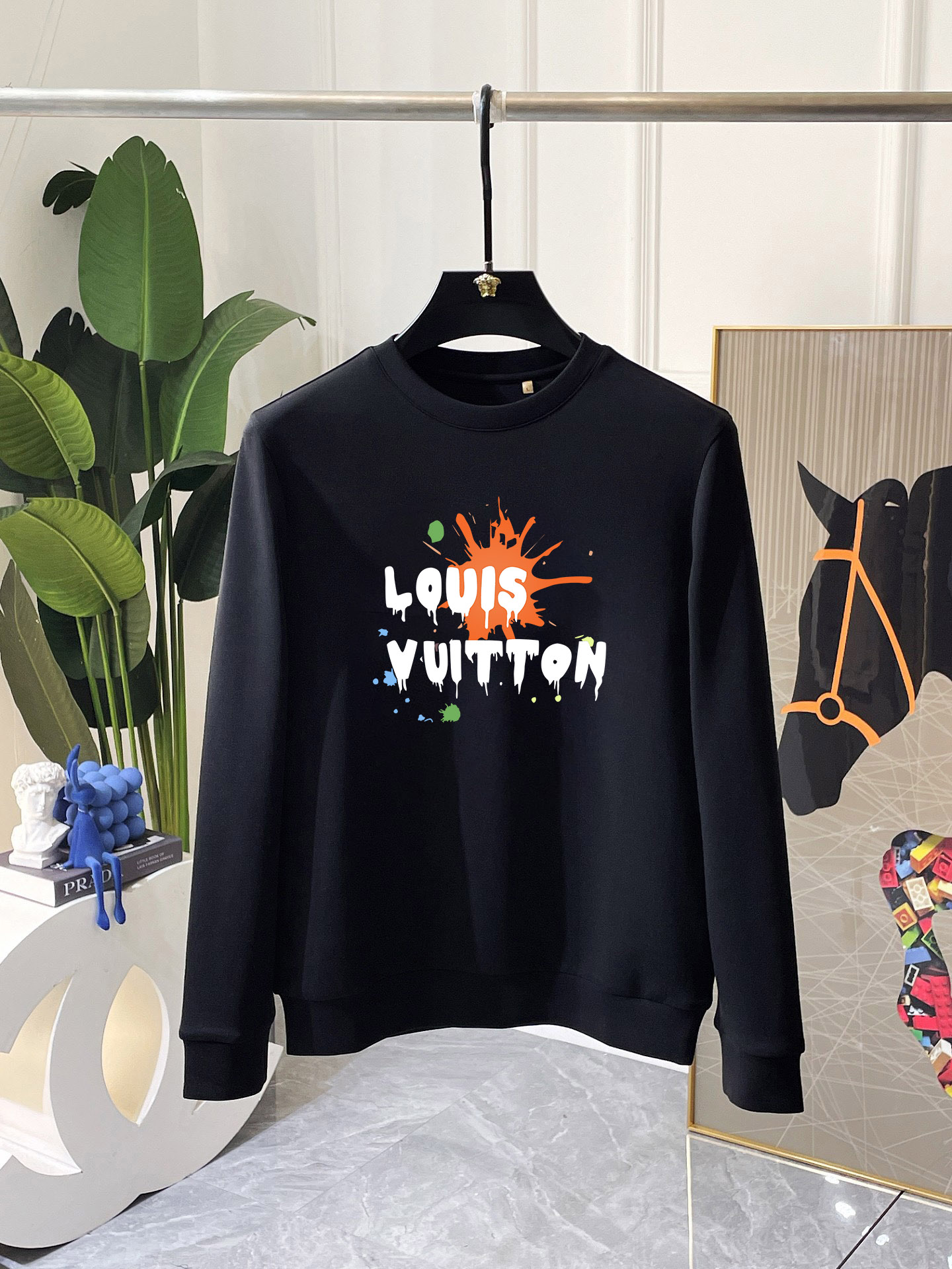 LV 秋冬专柜新款 时尚休闲卫衣,精选纯棉面料,精致原版logo打造,舒适性与透气性兼优,无论是单穿或是内搭都是帅气十足,追求奢华高贵优雅风范,打造不凡男士品味,视觉效果非常赞,档次极高,简约时尚必备之选! 颜色:白色 黑色 (偏大)