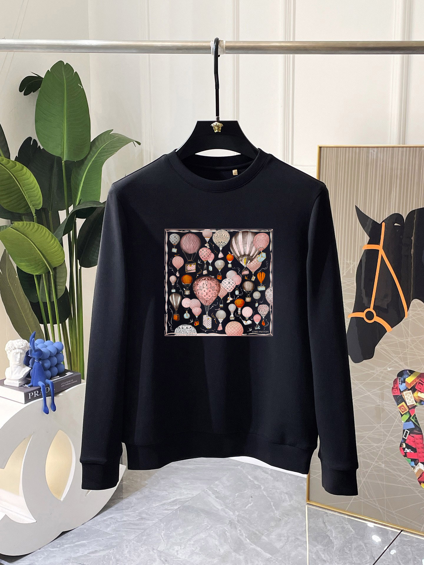 LV 秋冬专柜新款 时尚休闲卫衣,精选纯棉面料,精致原版logo打造,舒适性与透气性兼优,无论是单穿或是内搭都是帅气十足,追求奢华高贵优雅风范,打造不凡男士品味,视觉效果非常赞,档次极高,简约时尚必备之选! 颜色:白色 黑色 (偏大)
