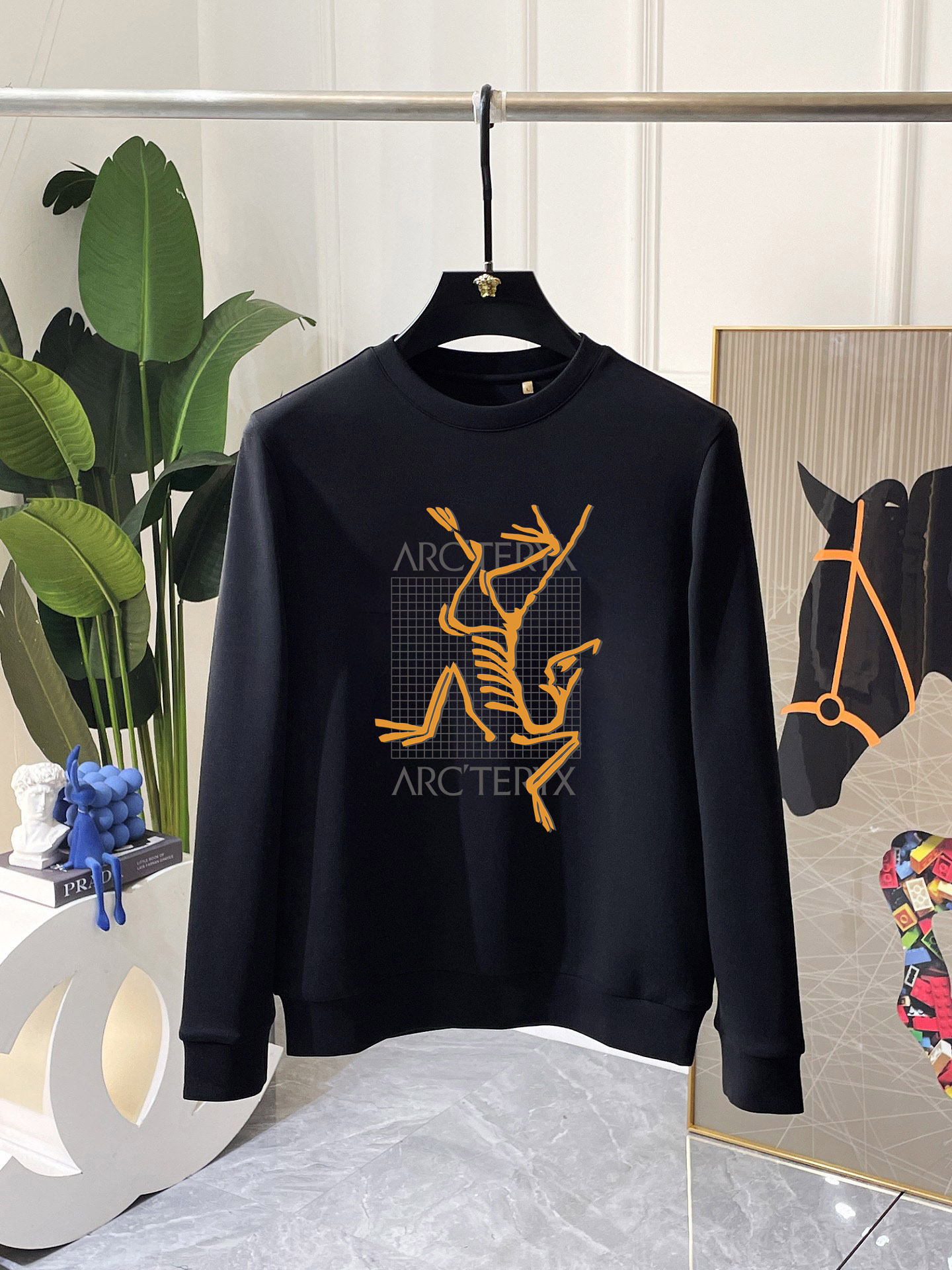 P180 始祖鸟 秋冬专柜新款 时尚休闲卫衣,精选纯棉面料,精致原版logo打造,舒适性与透气性兼优,无论是单穿或是内搭都是帅气十足,追求奢华高贵优雅风范,打造不凡男士品味,视觉效果非常赞,档次极高,简约时尚必备之选!
颜色:白色 黑色
码数: XS-L(偏大)