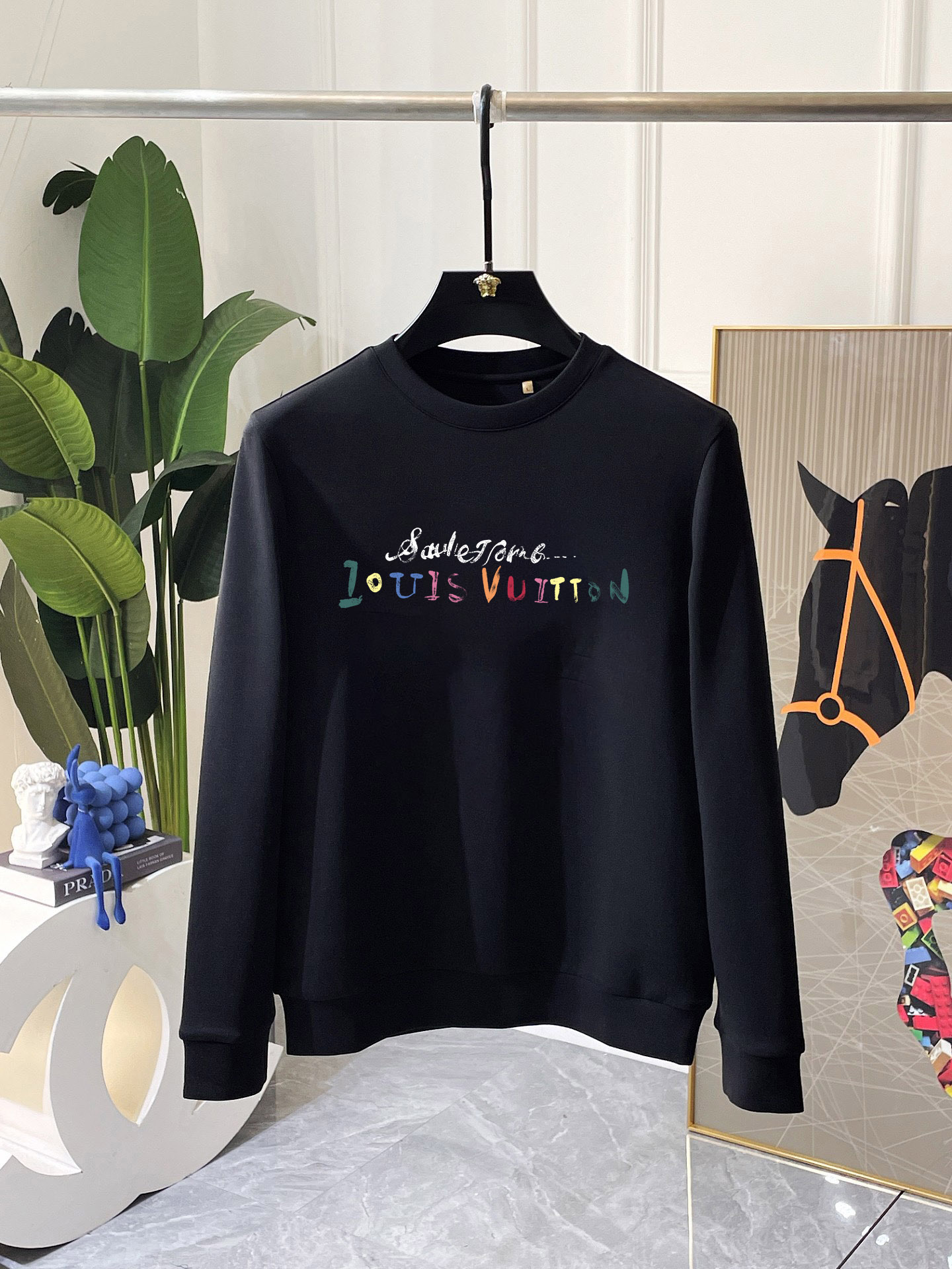 LV 秋冬专柜新款 时尚休闲卫衣,精选纯棉面料,精致原版logo打造,舒适性与透气性兼优,无论是单穿或是内搭都是帅气十足,追求奢华高贵优雅风范,打造不凡男士品味,视觉效果非常赞,档次极高,简约时尚必备之选! 颜色:白色 黑色 (偏大)