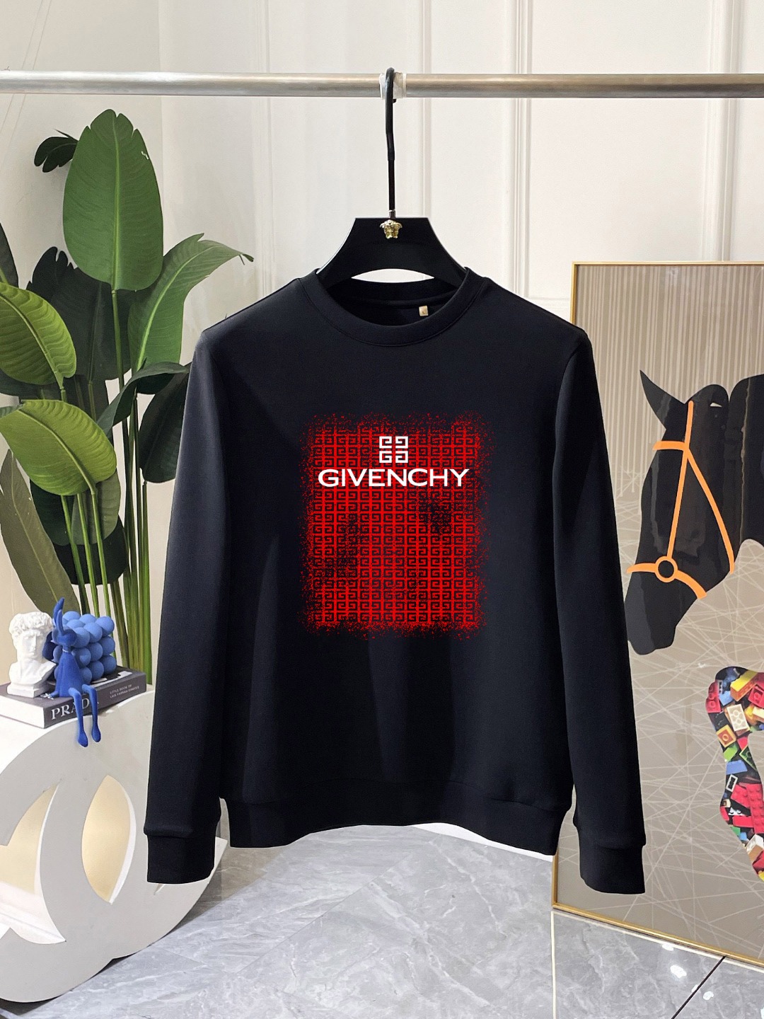 纪梵希 秋冬专柜新款 时尚休闲卫衣,精选纯棉面料,精致原版logo打造,舒适性与透气性兼优,无论是单穿或是内搭都是帅气十足,追求奢华高贵优雅风范,打造不凡男士品味,视觉效果非常赞,档次极高,简约时尚必备之选! 颜色:白色 黑色 (偏大)