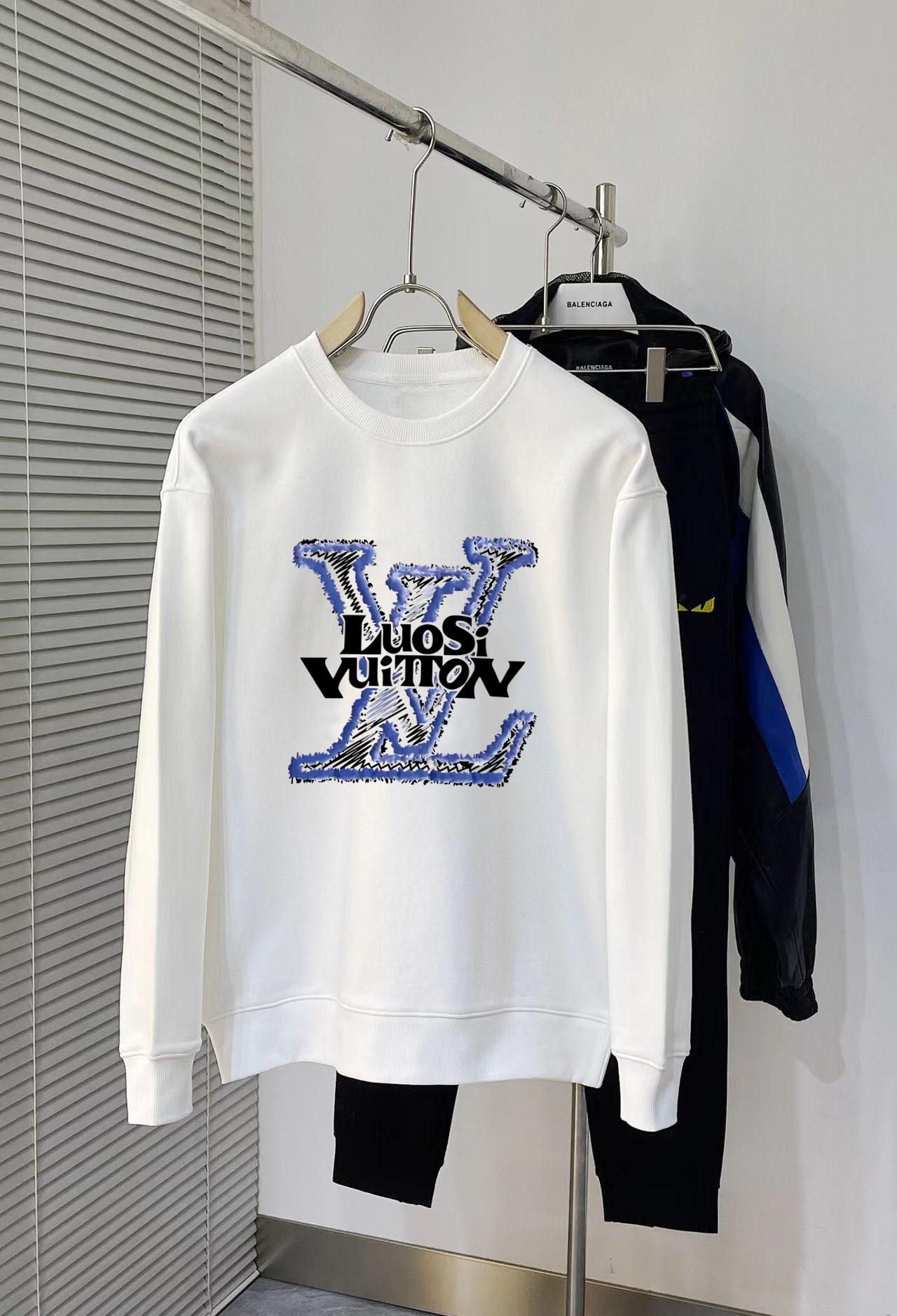 LV 秋冬专柜新款 时尚休闲卫衣,精选纯棉面料,精致原版logo打造,舒适性与透气性兼优,无论是单穿或是内搭都是帅气十足,追求奢华高贵优雅风范,打造不凡男士品味,视觉效果非常赞,档次极高,简约时尚必备之选! 颜色:白色 黑色 (偏大)