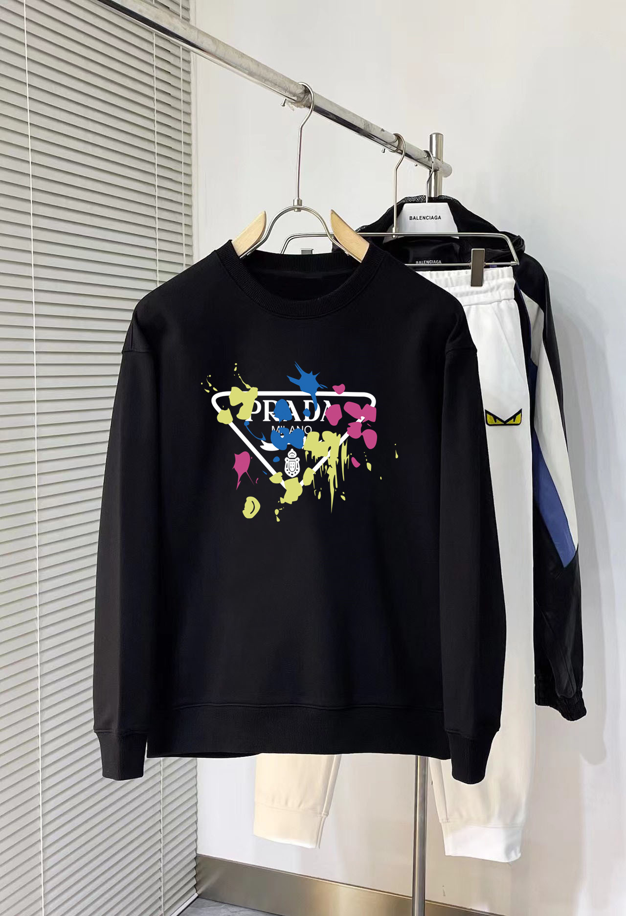 P180 普拉达 秋冬专柜新款 时尚休闲卫衣,精选纯棉面料,精致原版logo打造,舒适性与透气性兼优,无论是单穿或是内搭都是帅气十足,追求奢华高贵优雅风范,打造不凡男士品味,视觉效果非常赞,档次极高,简约时尚必备之选!
颜色:白色 黑色
码数: XS-L(偏大)