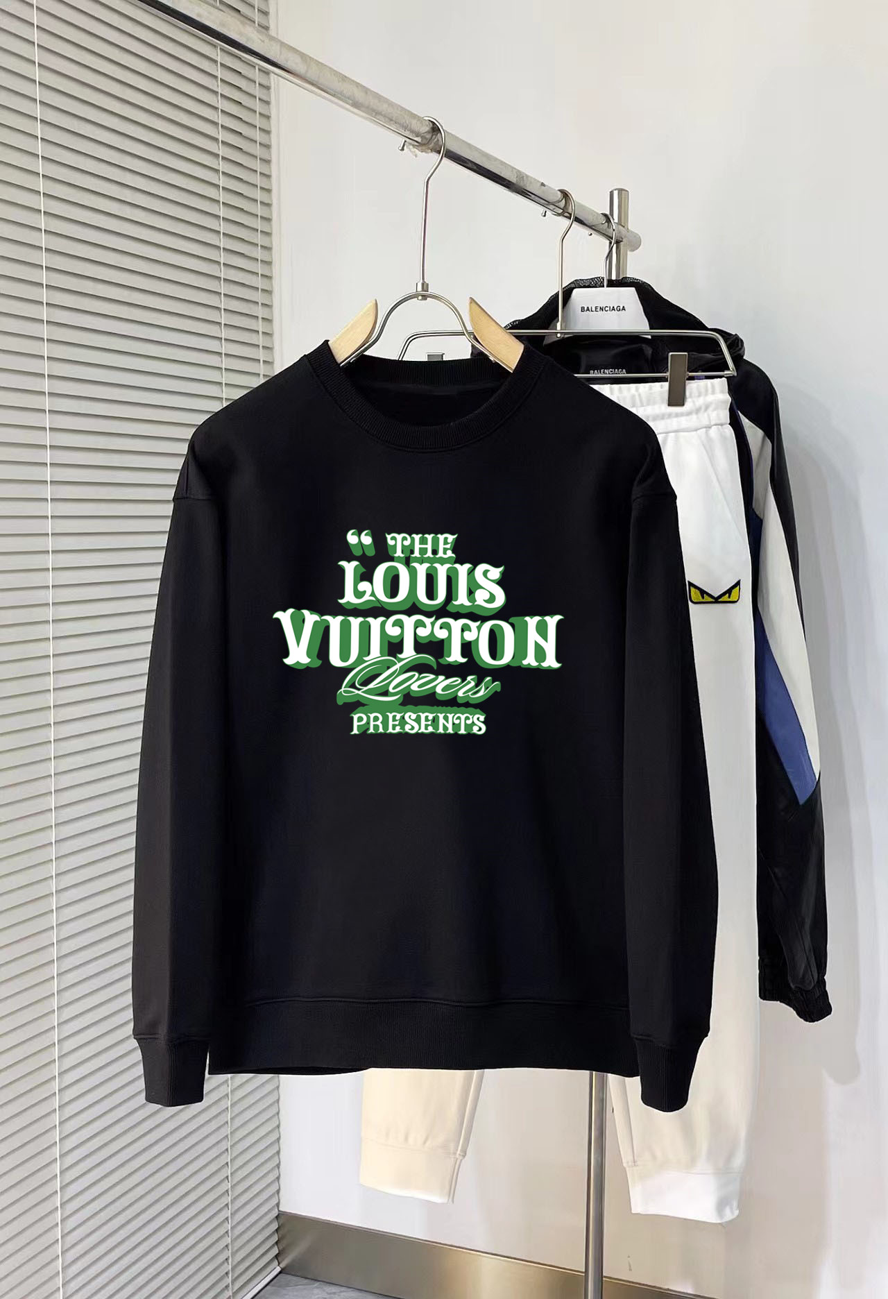 LV 秋冬专柜新款 时尚休闲卫衣,精选纯棉面料,精致原版logo打造,舒适性与透气性兼优,无论是单穿或是内搭都是帅气十足,追求奢华高贵优雅风范,打造不凡男士品味,视觉效果非常赞,档次极高,简约时尚必备之选! 颜色:白色 黑色 (偏大)