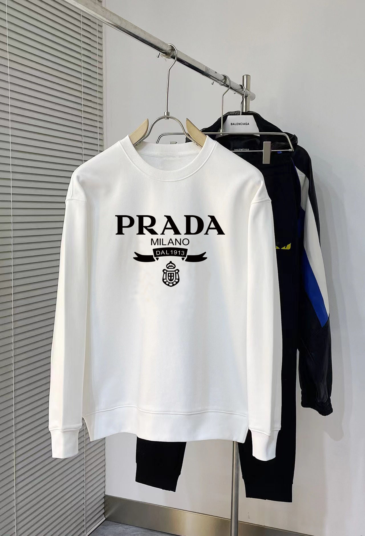 P180 普拉达 秋冬专柜新款 时尚休闲卫衣,精选纯棉面料,精致原版logo打造,舒适性与透气性兼优,无论是单穿或是内搭都是帅气十足,追求奢华高贵优雅风范,打造不凡男士品味,视觉效果非常赞,档次极高,简约时尚必备之选!
颜色:白色 黑色
码数: XS-L(偏大)