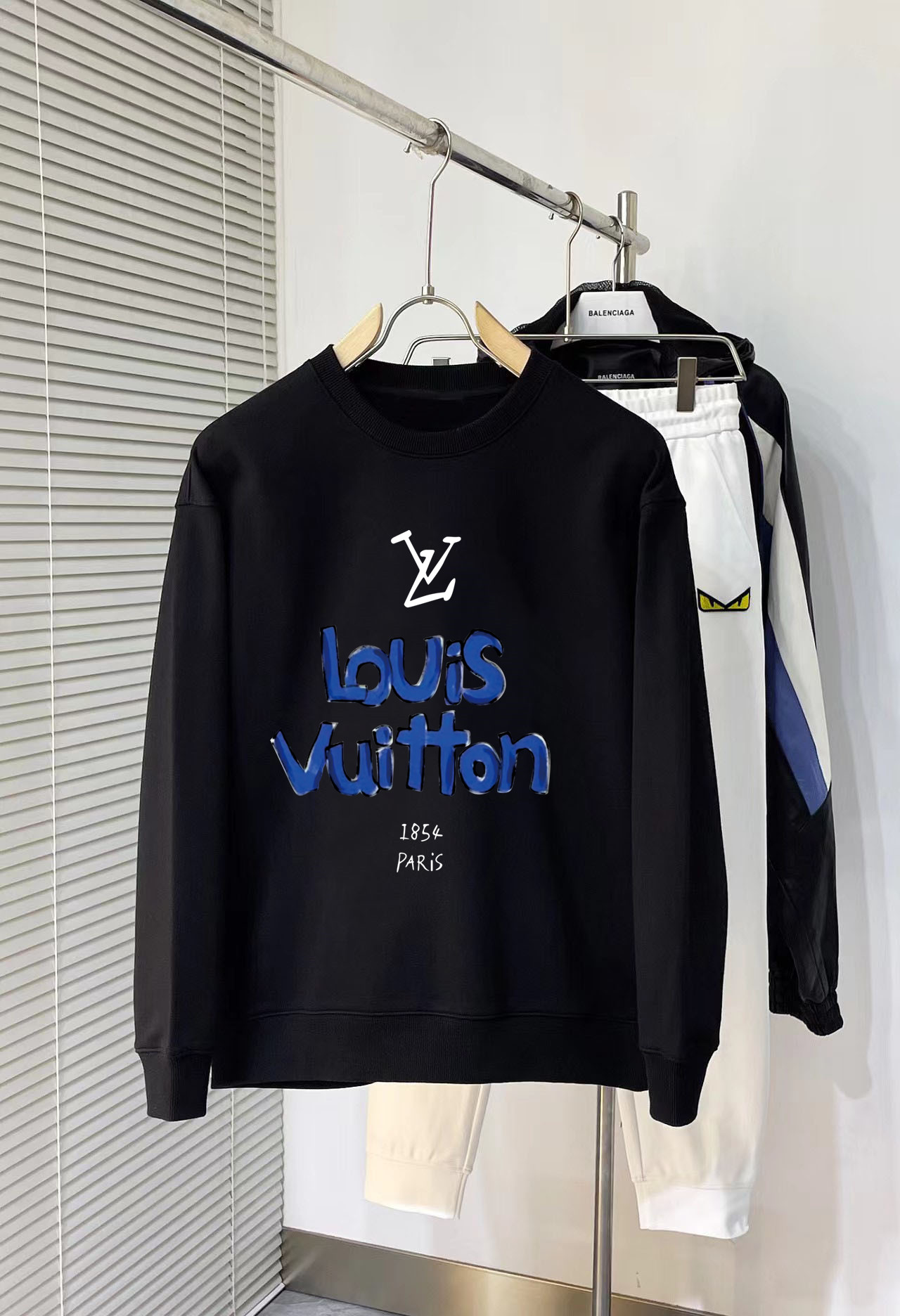 LV 秋冬专柜新款 时尚休闲卫衣,精选纯棉面料,精致原版logo打造,舒适性与透气性兼优,无论是单穿或是内搭都是帅气十足,追求奢华高贵优雅风范,打造不凡男士品味,视觉效果非常赞,档次极高,简约时尚必备之选! 颜色:白色 黑色 (偏大)