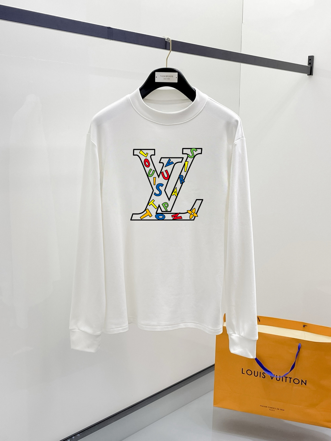 LV 秋冬专柜新款 时尚休闲卫衣,精选纯棉面料,精致原版logo打造,舒适性与透气性兼优,无论是单穿或是内搭都是帅气十足,追求奢华高贵优雅风范,打造不凡男士品味,视觉效果非常赞,档次极高,简约时尚必备之选! 颜色:白色 黑色 (偏大)