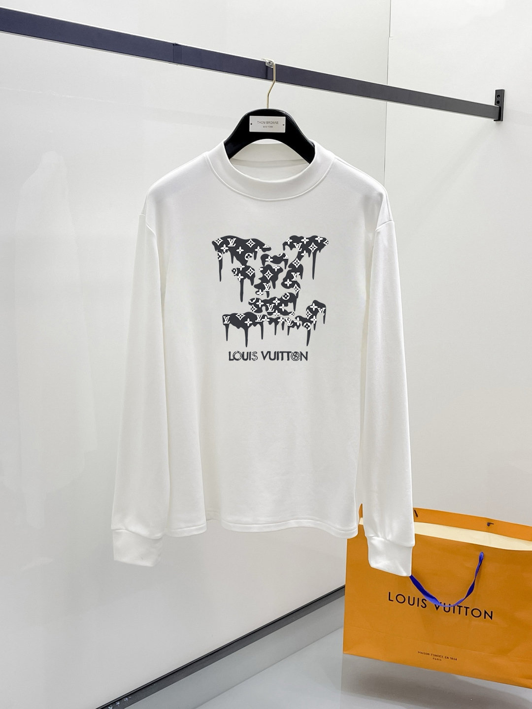 LV 秋冬专柜新款 时尚休闲卫衣,精选纯棉面料,精致原版logo打造,舒适性与透气性兼优,无论是单穿或是内搭都是帅气十足,追求奢华高贵优雅风范,打造不凡男士品味,视觉效果非常赞,档次极高,简约时尚必备之选! 颜色:白色 黑色 (偏大)