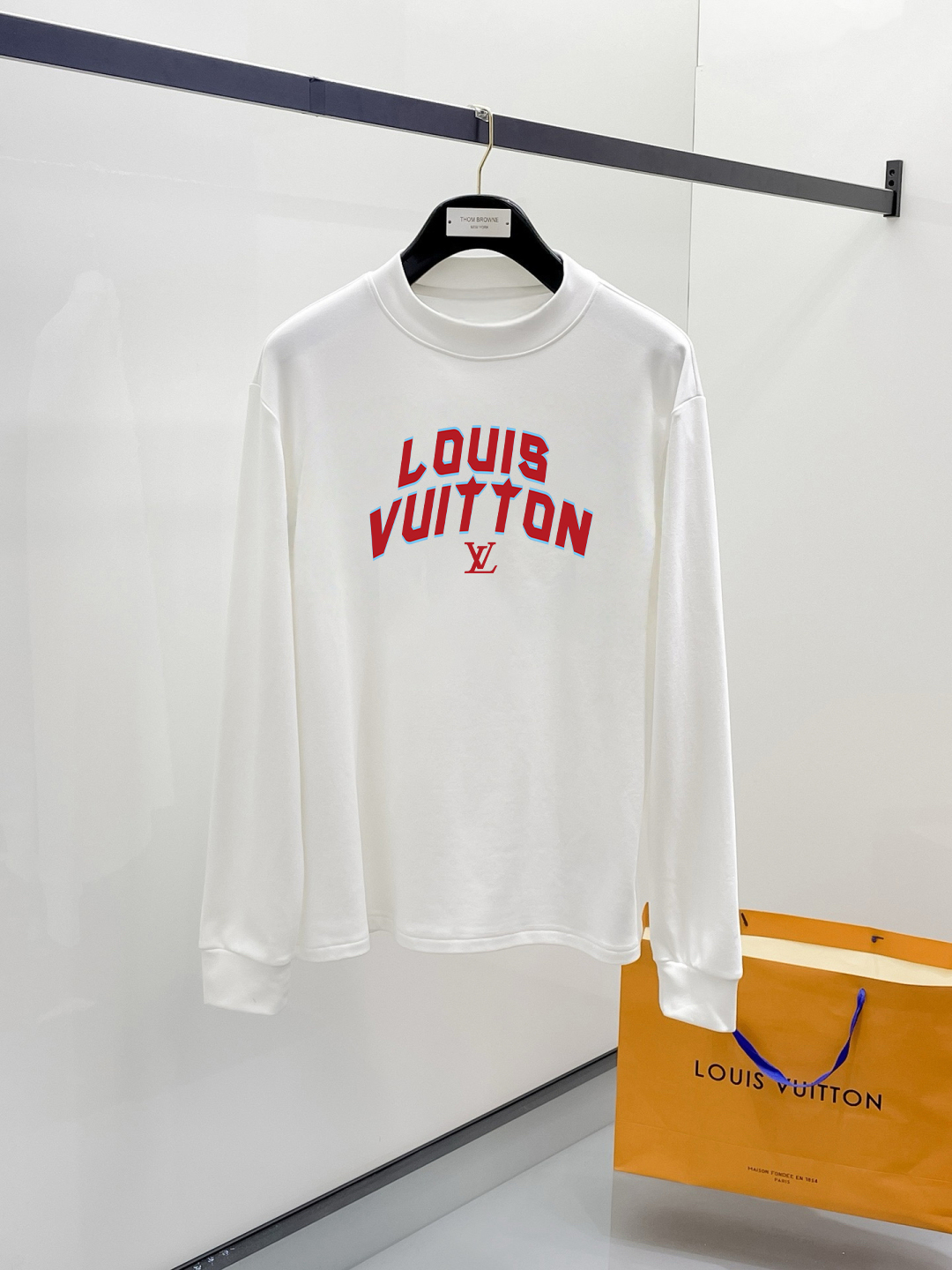 LV 秋冬专柜新款 时尚休闲卫衣,精选纯棉面料,精致原版logo打造,舒适性与透气性兼优,无论是单穿或是内搭都是帅气十足,追求奢华高贵优雅风范,打造不凡男士品味,视觉效果非常赞,档次极高,简约时尚必备之选! 颜色:白色 黑色 (偏大)