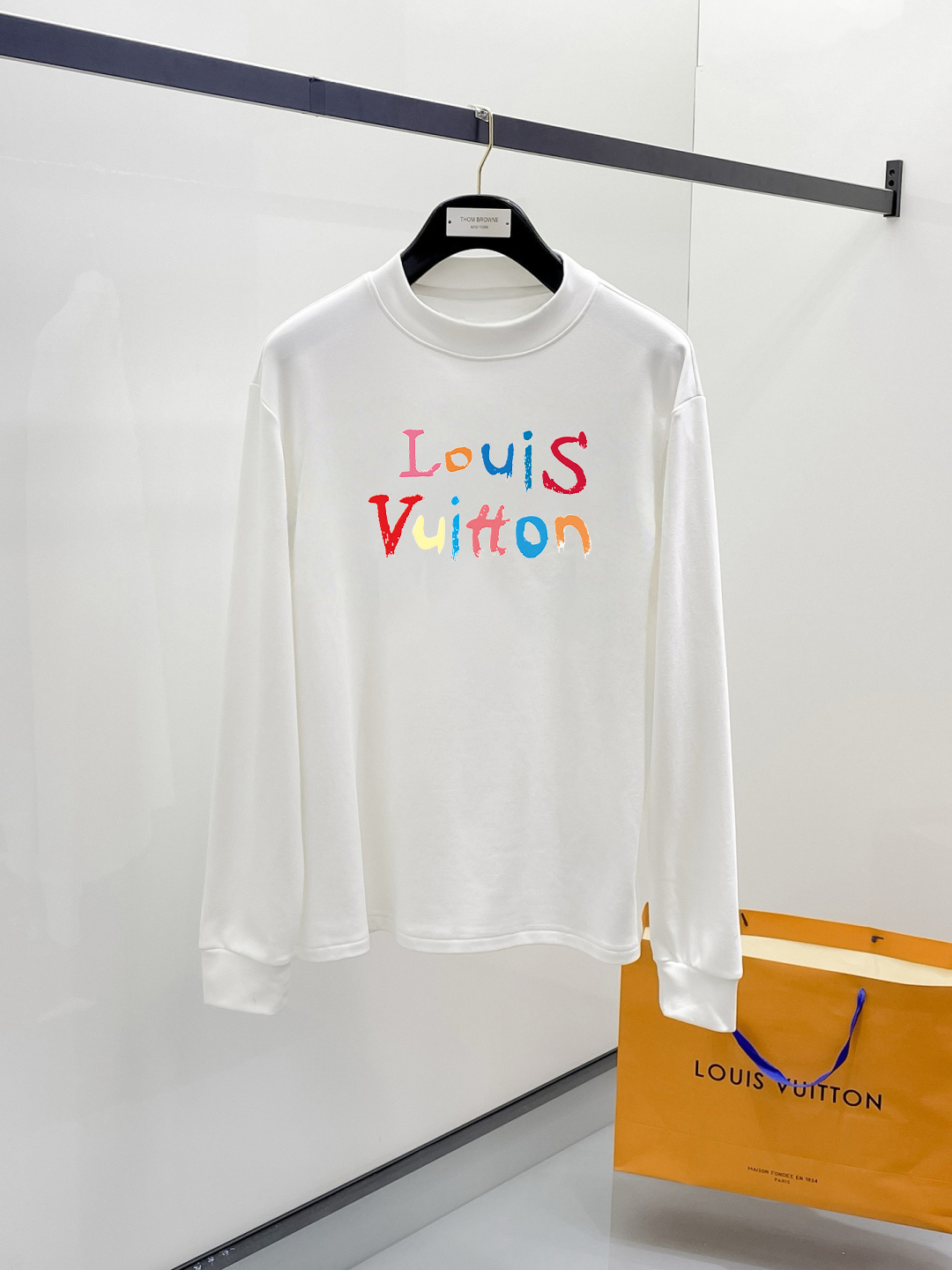 LV 秋冬专柜新款 时尚休闲卫衣,精选纯棉面料,精致原版logo打造,舒适性与透气性兼优,无论是单穿或是内搭都是帅气十足,追求奢华高贵优雅风范,打造不凡男士品味,视觉效果非常赞,档次极高,简约时尚必备之选! 颜色:白色 黑色 (偏大)