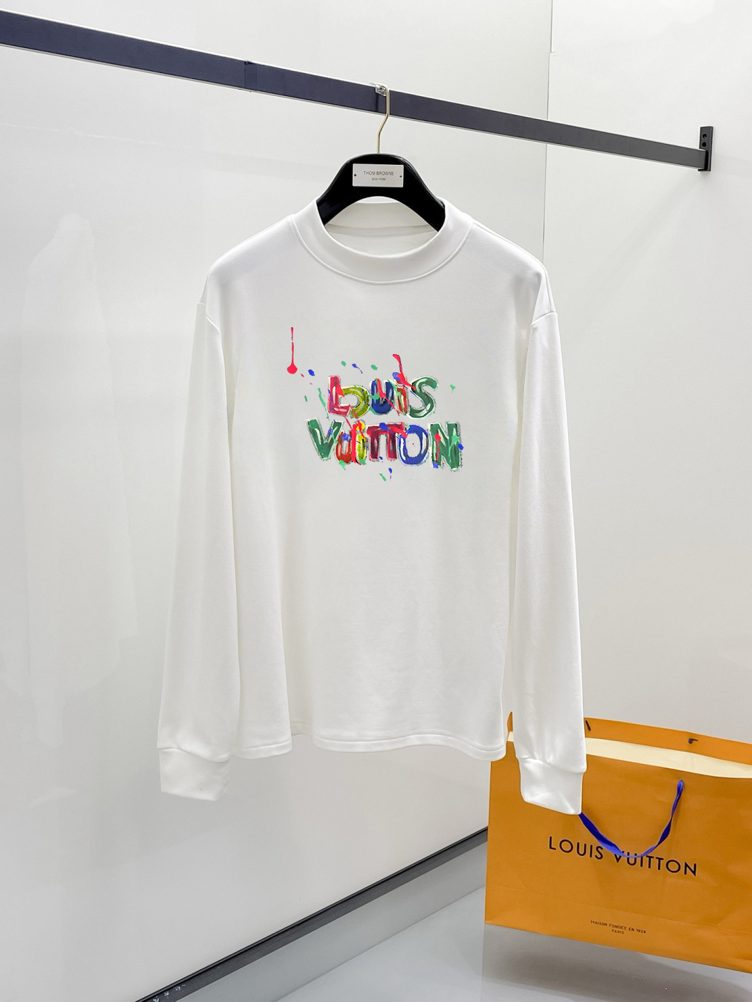 LV 秋冬专柜新款 时尚休闲卫衣,精选纯棉面料,精致原版logo打造,舒适性与透气性兼优,无论是单穿或是内搭都是帅气十足,追求奢华高贵优雅风范,打造不凡男士品味,视觉效果非常赞,档次极高,简约时尚必备之选! 颜色:白色 黑色 (偏大)