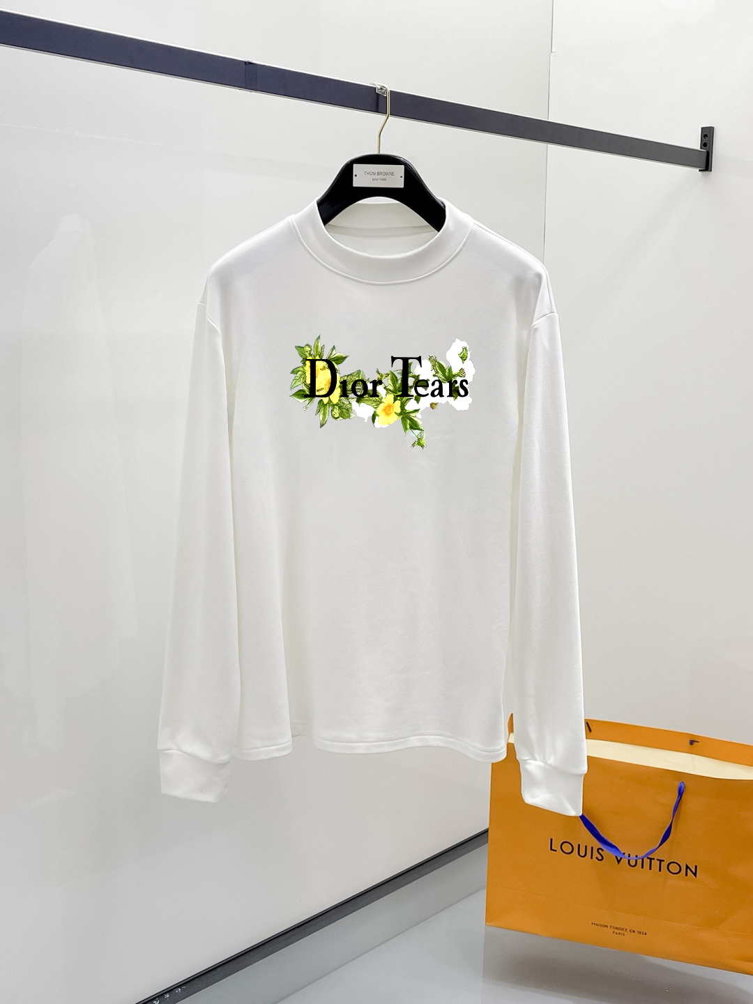 P180 迪奥 秋冬专柜新款 时尚休闲卫衣,精选纯棉面料,精致原版logo打造,舒适性与透气性兼优,无论是单穿或是内搭都是帅气十足,追求奢华高贵优雅风范,打造不凡男士品味,视觉效果非常赞,档次极高,简约时尚必备之选!
颜色:白色 黑色
码数: XS-L(偏大)