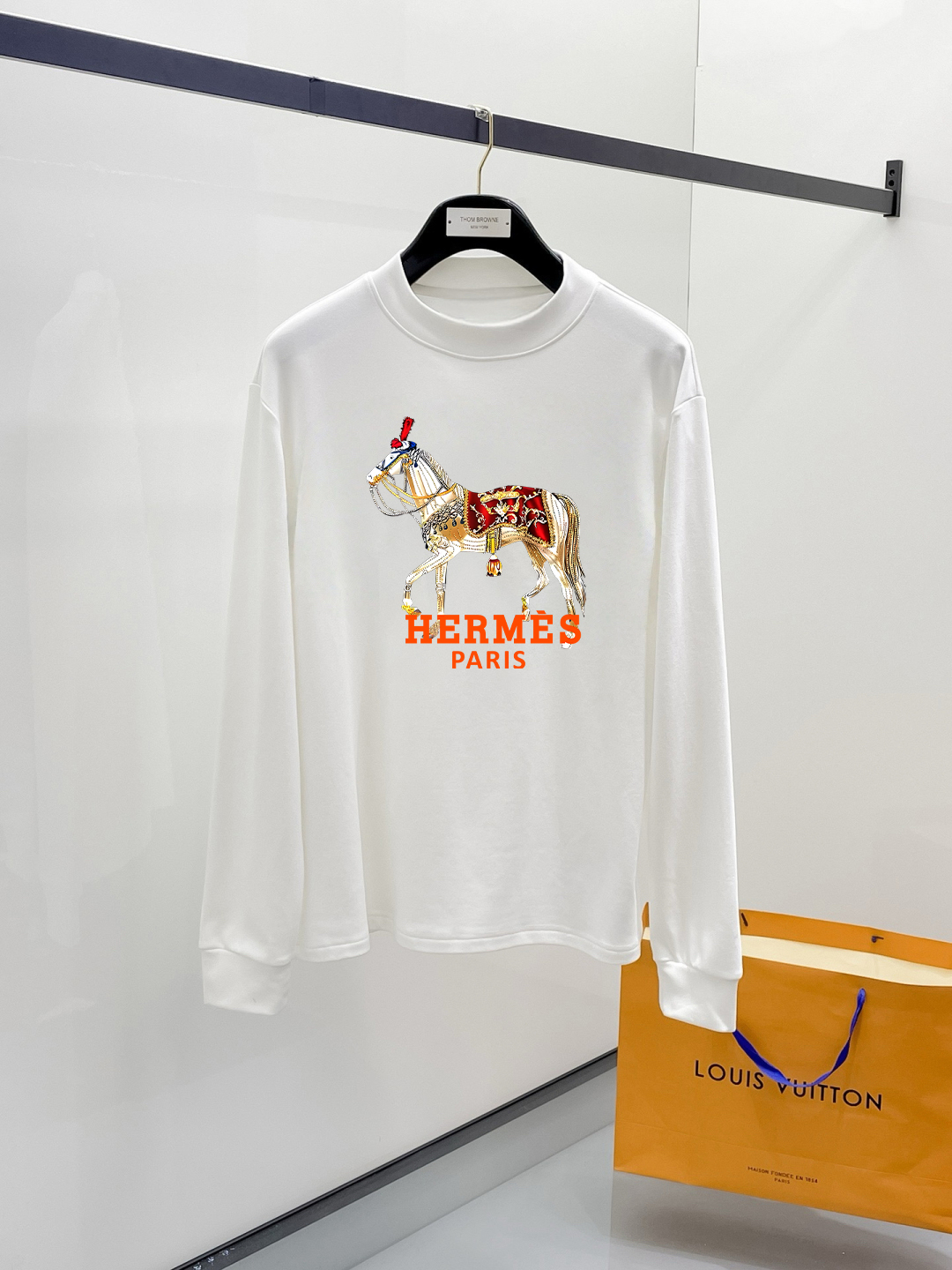 P180 爱马仕 秋冬专柜新款 时尚休闲卫衣,精选纯棉面料,精致原版logo打造,舒适性与透气性兼优,无论是单穿或是内搭都是帅气十足,追求奢华高贵优雅风范,打造不凡男士品味,视觉效果非常赞,档次极高,简约时尚必备之选!
颜色:白色 黑色
码数: XS-L(偏大)