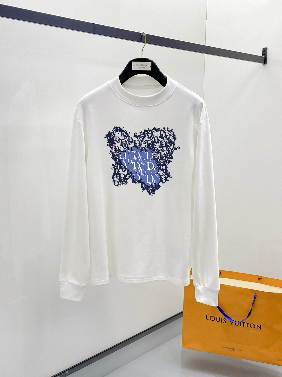 P180 迪奥 秋冬专柜新款 时尚休闲卫衣,精选纯棉面料,精致原版logo打造,舒适性与透气性兼优,无论是单穿或是内搭都是帅气十足,追求奢华高贵优雅风范,打造不凡男士品味,视觉效果非常赞,档次极高,简约时尚必备之选!
颜色:白色 黑色
码数: XS-L(偏大)