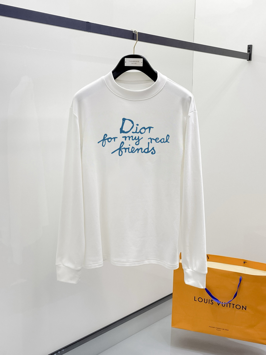 P180 迪奥 秋冬专柜新款 时尚休闲卫衣,精选纯棉面料,精致原版logo打造,舒适性与透气性兼优,无论是单穿或是内搭都是帅气十足,追求奢华高贵优雅风范,打造不凡男士品味,视觉效果非常赞,档次极高,简约时尚必备之选!
颜色:白色 黑色
码数: XS~L