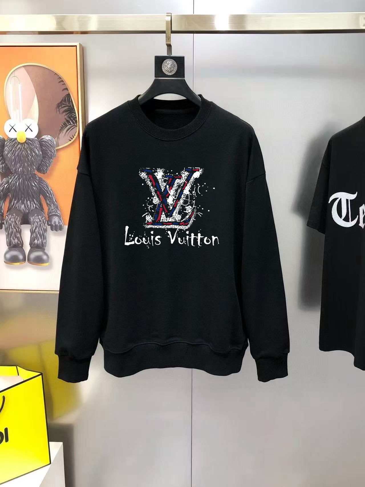 LV 秋冬专柜新款 时尚休闲卫衣,精选纯棉面料,精致原版logo打造,舒适性与透气性兼优,无论是单穿或是内搭都是帅气十足,追求奢华高贵优雅风范,打造不凡男士品味,视觉效果非常赞,档次极高,简约时尚必备之选! 颜色:白色 黑色 (偏大)