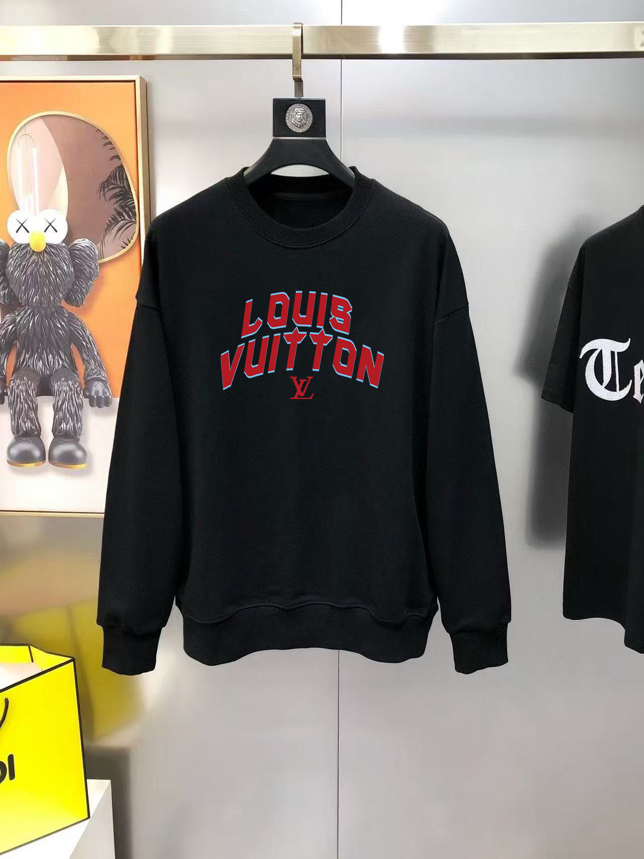 LV 秋冬专柜新款 时尚休闲卫衣,精选纯棉面料,精致原版logo打造,舒适性与透气性兼优,无论是单穿或是内搭都是帅气十足,追求奢华高贵优雅风范,打造不凡男士品味,视觉效果非常赞,档次极高,简约时尚必备之选! 颜色:白色 黑色 (偏大)