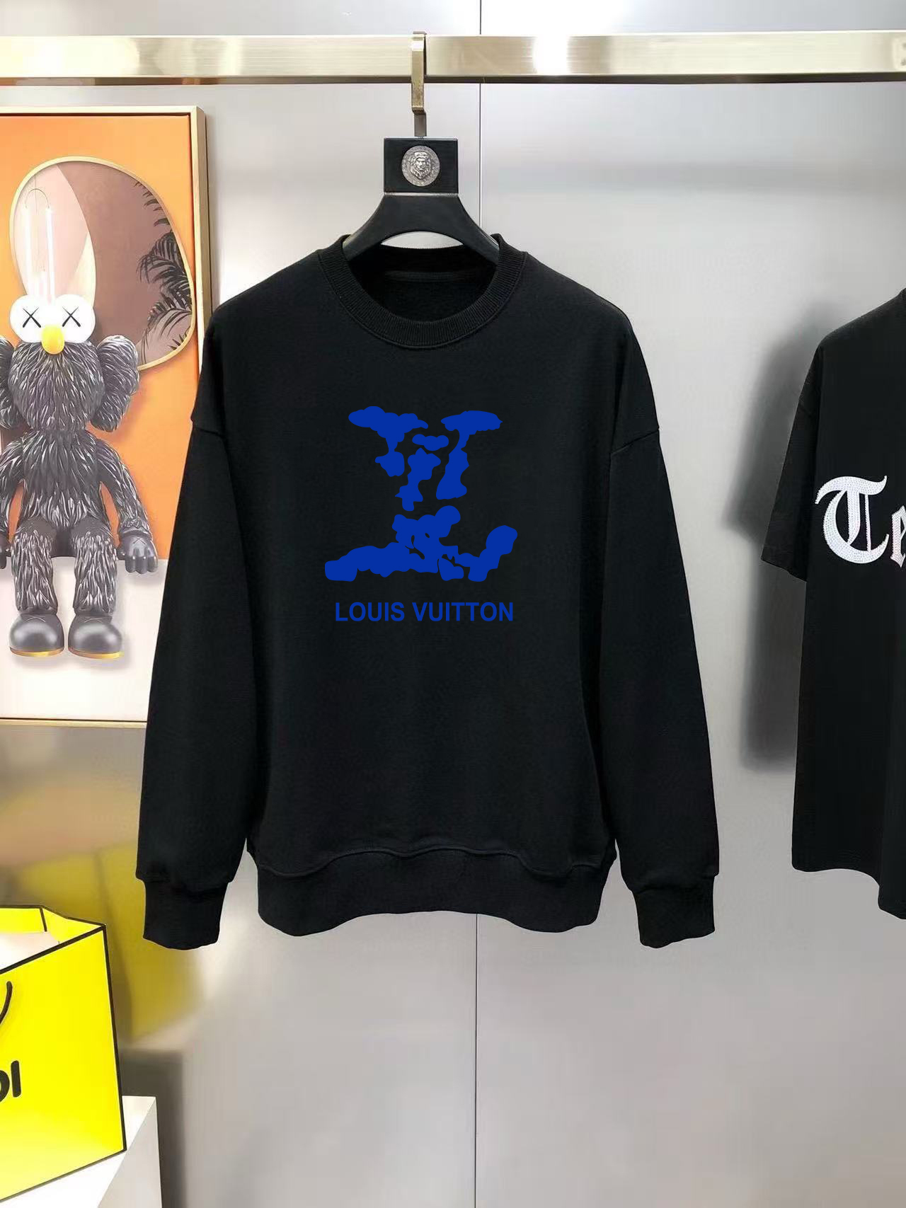 LV 秋冬专柜新款 时尚休闲卫衣,精选纯棉面料,精致原版logo打造,舒适性与透气性兼优,无论是单穿或是内搭都是帅气十足,追求奢华高贵优雅风范,打造不凡男士品味,视觉效果非常赞,档次极高,简约时尚必备之选! 颜色:白色 黑色 (偏大)