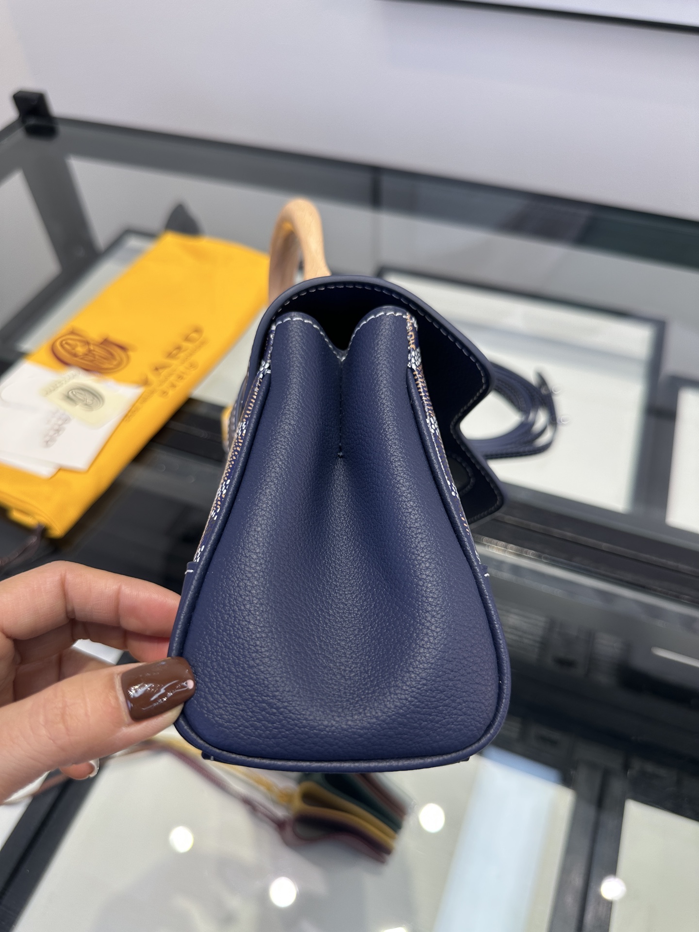 Goyard 戈雅 mini迷你西贡包 最实用的包包🥇
💰330宝蓝💙狗牙
🌟榉木的手柄+独特的造型=令人过目不忘
🌟棉麻织物与皮质拼接+内里黄色牛皮=由内而外的精致。
🌟恰到好处的肩带长度、自重超级轻。
🌟任何风格，任何场合都可使用，完全不用考虑如何搭配、绝绝子
🌟好看的颜色全部分享出来了，闭眼入、无脑拍。
 尺寸21*14.5*9.5CM