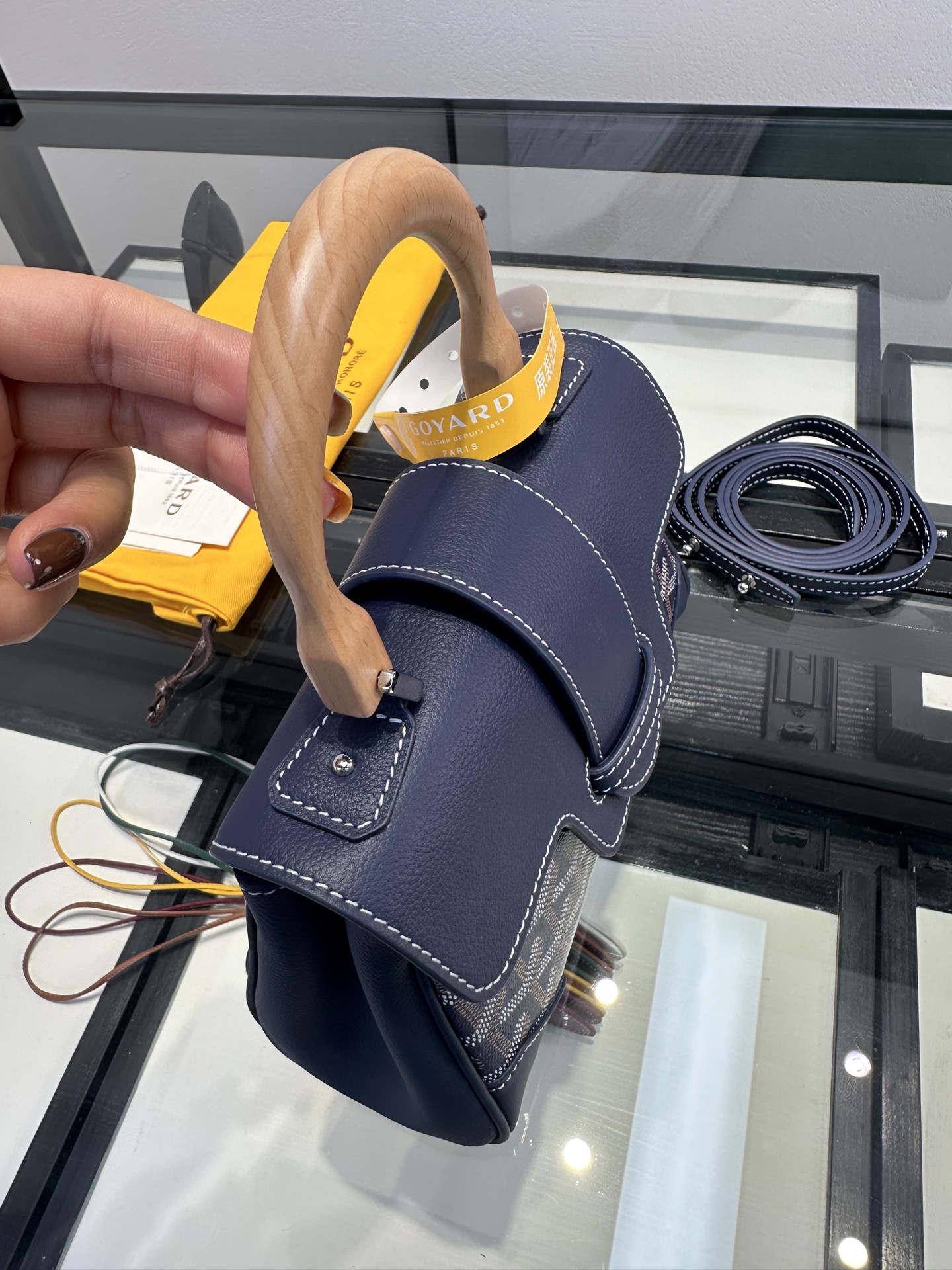 Goyard 戈雅 mini迷你西贡包 最实用的包包🥇
💰330宝蓝💙狗牙
🌟榉木的手柄+独特的造型=令人过目不忘
🌟棉麻织物与皮质拼接+内里黄色牛皮=由内而外的精致。
🌟恰到好处的肩带长度、自重超级轻。
🌟任何风格，任何场合都可使用，完全不用考虑如何搭配、绝绝子
🌟好看的颜色全部分享出来了，闭眼入、无脑拍。
 尺寸21*14.5*9.5CM