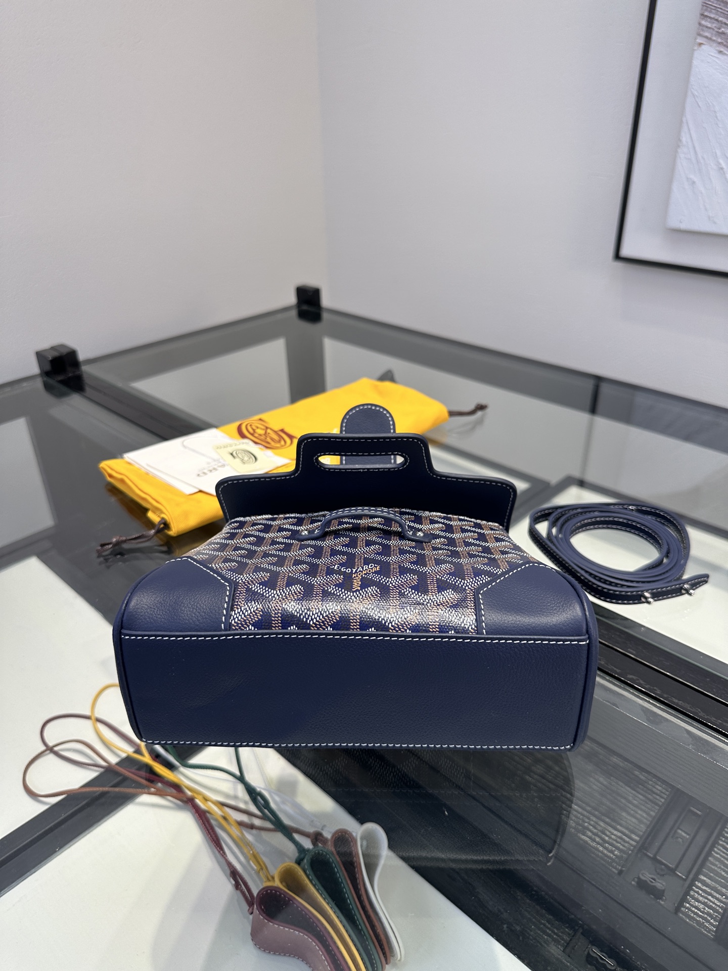 Goyard 戈雅 mini迷你西贡包 最实用的包包🥇
💰330宝蓝💙狗牙
🌟榉木的手柄+独特的造型=令人过目不忘
🌟棉麻织物与皮质拼接+内里黄色牛皮=由内而外的精致。
🌟恰到好处的肩带长度、自重超级轻。
🌟任何风格，任何场合都可使用，完全不用考虑如何搭配、绝绝子
🌟好看的颜色全部分享出来了，闭眼入、无脑拍。
 尺寸21*14.5*9.5CM