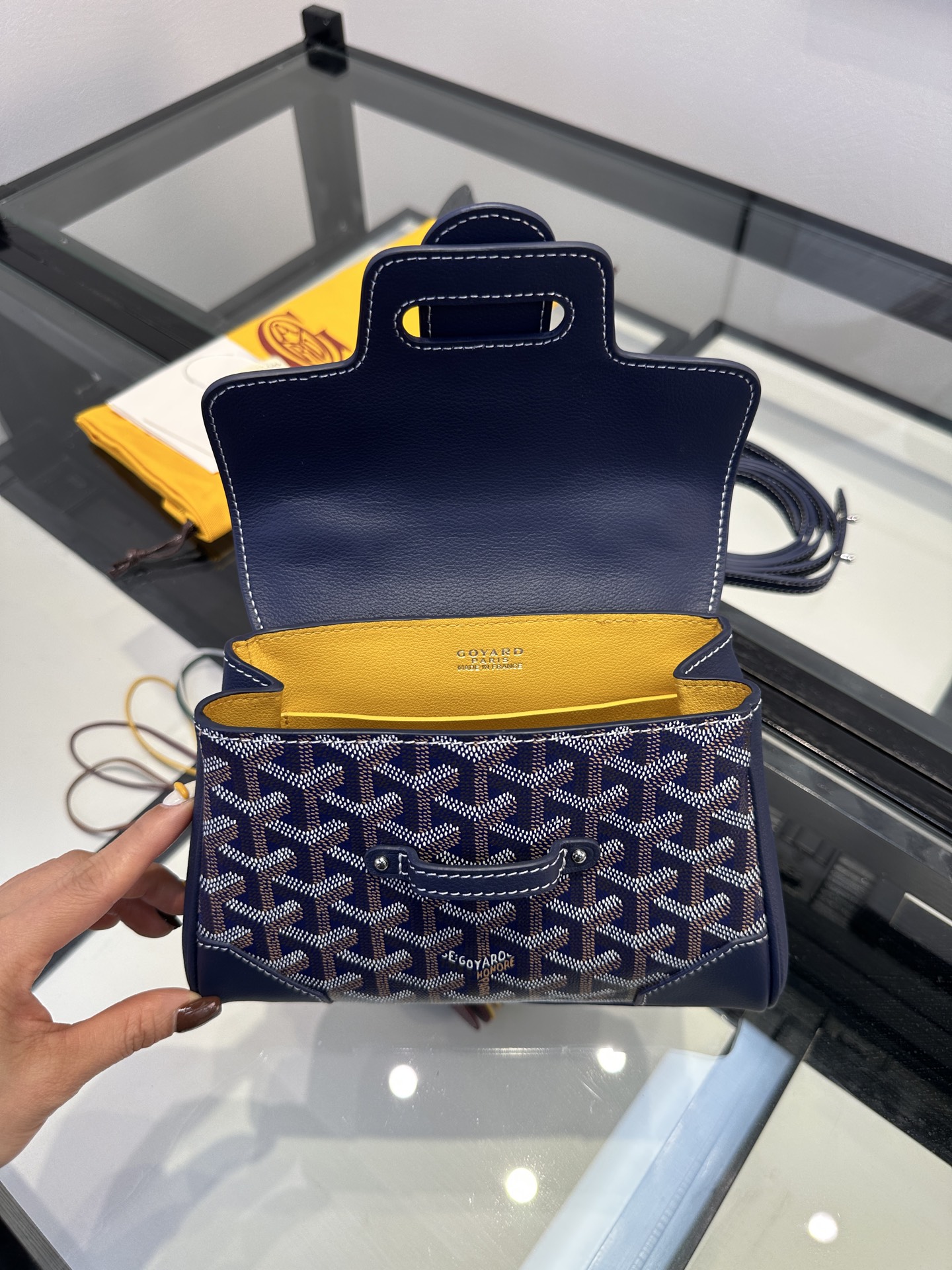 Goyard 戈雅 mini迷你西贡包 最实用的包包🥇
💰330宝蓝💙狗牙
🌟榉木的手柄+独特的造型=令人过目不忘
🌟棉麻织物与皮质拼接+内里黄色牛皮=由内而外的精致。
🌟恰到好处的肩带长度、自重超级轻。
🌟任何风格，任何场合都可使用，完全不用考虑如何搭配、绝绝子
🌟好看的颜色全部分享出来了，闭眼入、无脑拍。
 尺寸21*14.5*9.5CM