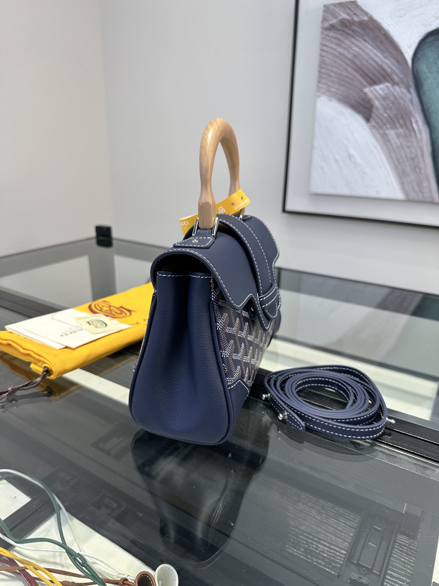 Goyard 戈雅 mini迷你西贡包 最实用的包包🥇
💰330宝蓝💙狗牙
🌟榉木的手柄+独特的造型=令人过目不忘
🌟棉麻织物与皮质拼接+内里黄色牛皮=由内而外的精致。
🌟恰到好处的肩带长度、自重超级轻。
🌟任何风格，任何场合都可使用，完全不用考虑如何搭配、绝绝子
🌟好看的颜色全部分享出来了，闭眼入、无脑拍。
 尺寸21*14.5*9.5CM