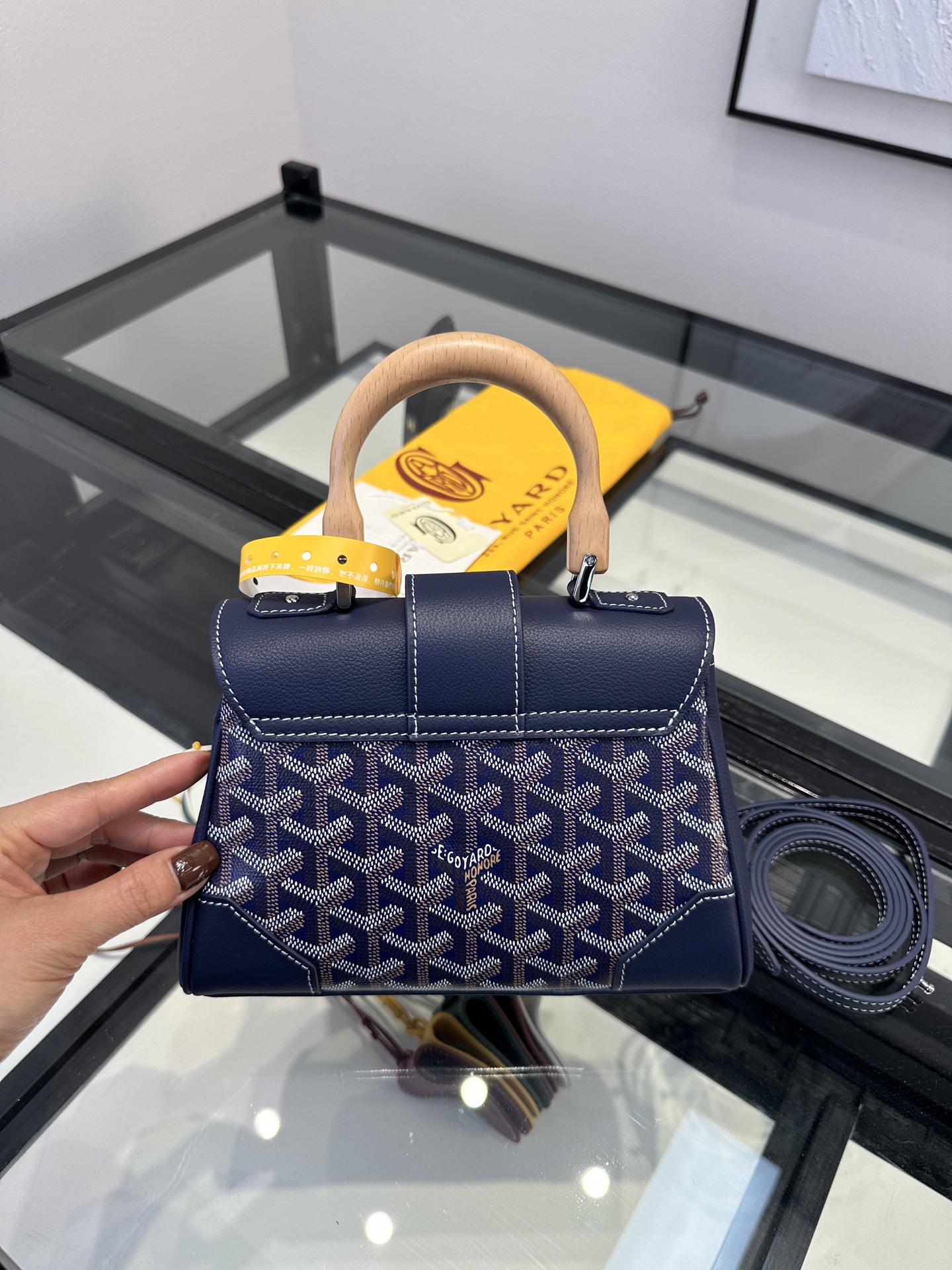 Goyard 戈雅 mini迷你西贡包 最实用的包包🥇
💰330宝蓝💙狗牙
🌟榉木的手柄+独特的造型=令人过目不忘
🌟棉麻织物与皮质拼接+内里黄色牛皮=由内而外的精致。
🌟恰到好处的肩带长度、自重超级轻。
🌟任何风格，任何场合都可使用，完全不用考虑如何搭配、绝绝子
🌟好看的颜色全部分享出来了，闭眼入、无脑拍。
 尺寸21*14.5*9.5CM