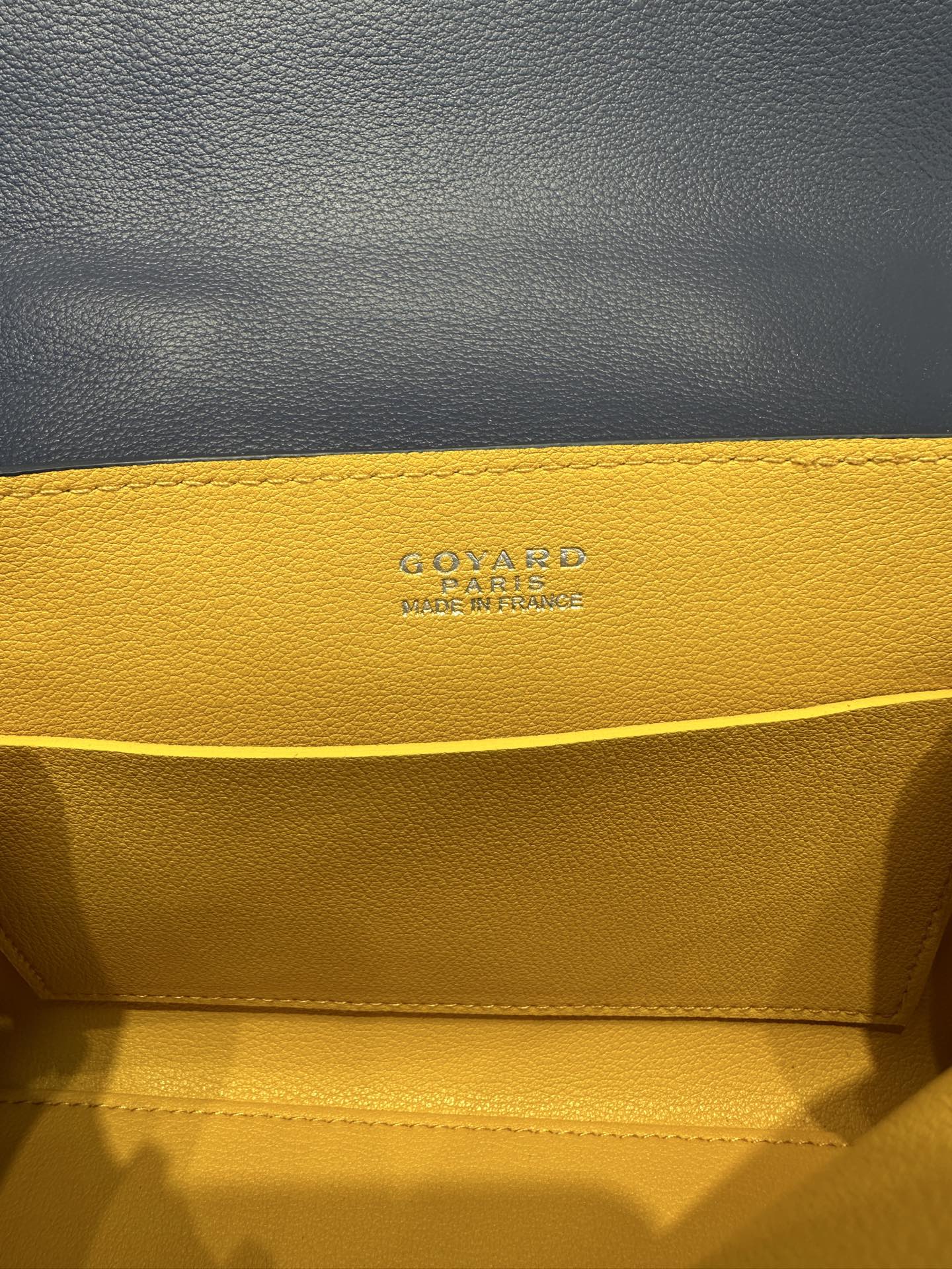 Goyard 戈雅 mini迷你西贡包 最实用的包包🥇
💰330宝蓝💙狗牙
🌟榉木的手柄+独特的造型=令人过目不忘
🌟棉麻织物与皮质拼接+内里黄色牛皮=由内而外的精致。
🌟恰到好处的肩带长度、自重超级轻。
🌟任何风格，任何场合都可使用，完全不用考虑如何搭配、绝绝子
🌟好看的颜色全部分享出来了，闭眼入、无脑拍。
 尺寸21*14.5*9.5CM