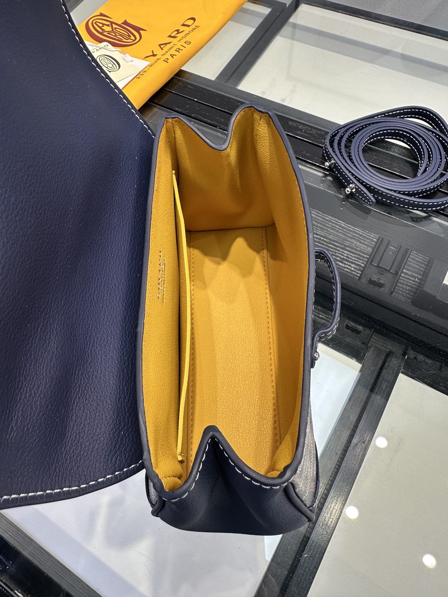 Goyard 戈雅 mini迷你西贡包 最实用的包包🥇
💰330宝蓝💙狗牙
🌟榉木的手柄+独特的造型=令人过目不忘
🌟棉麻织物与皮质拼接+内里黄色牛皮=由内而外的精致。
🌟恰到好处的肩带长度、自重超级轻。
🌟任何风格，任何场合都可使用，完全不用考虑如何搭配、绝绝子
🌟好看的颜色全部分享出来了，闭眼入、无脑拍。
 尺寸21*14.5*9.5CM