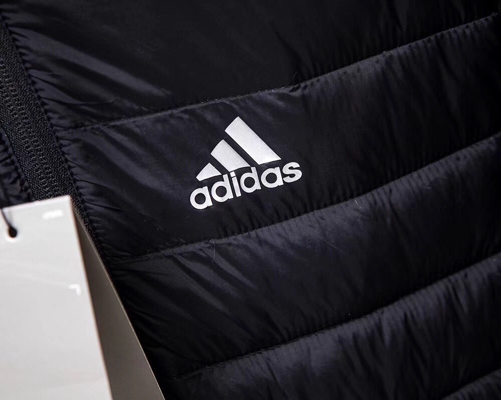 🛒购物价:103💰『轻薄羽绒服』90白鸭绒填充,御寒神器,原包装+原吊牌  Adidas主标保暖立领羽绒服舒适轻薄羽绒服

配收纳袋！出门非常方便

填充物：羽绒服 非常保暖

面料防风防水！轻薄设计！不臃肿！

高端羽绒服 非常保暖！

立体剪裁 上身效果好！

尺码M-4xl

颜色：黑色 藏青色 浅灰色
m~4xl