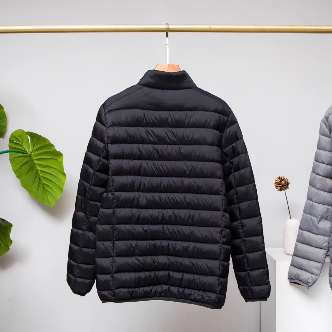 🛒购物价:103💰『轻薄羽绒服』90白鸭绒填充,御寒神器,原包装+原吊牌  Adidas主标保暖立领羽绒服舒适轻薄羽绒服

配收纳袋！出门非常方便

填充物：羽绒服 非常保暖

面料防风防水！轻薄设计！不臃肿！

高端羽绒服 非常保暖！

立体剪裁 上身效果好！

尺码M-4xl

颜色：黑色 藏青色 浅灰色
m~4xl