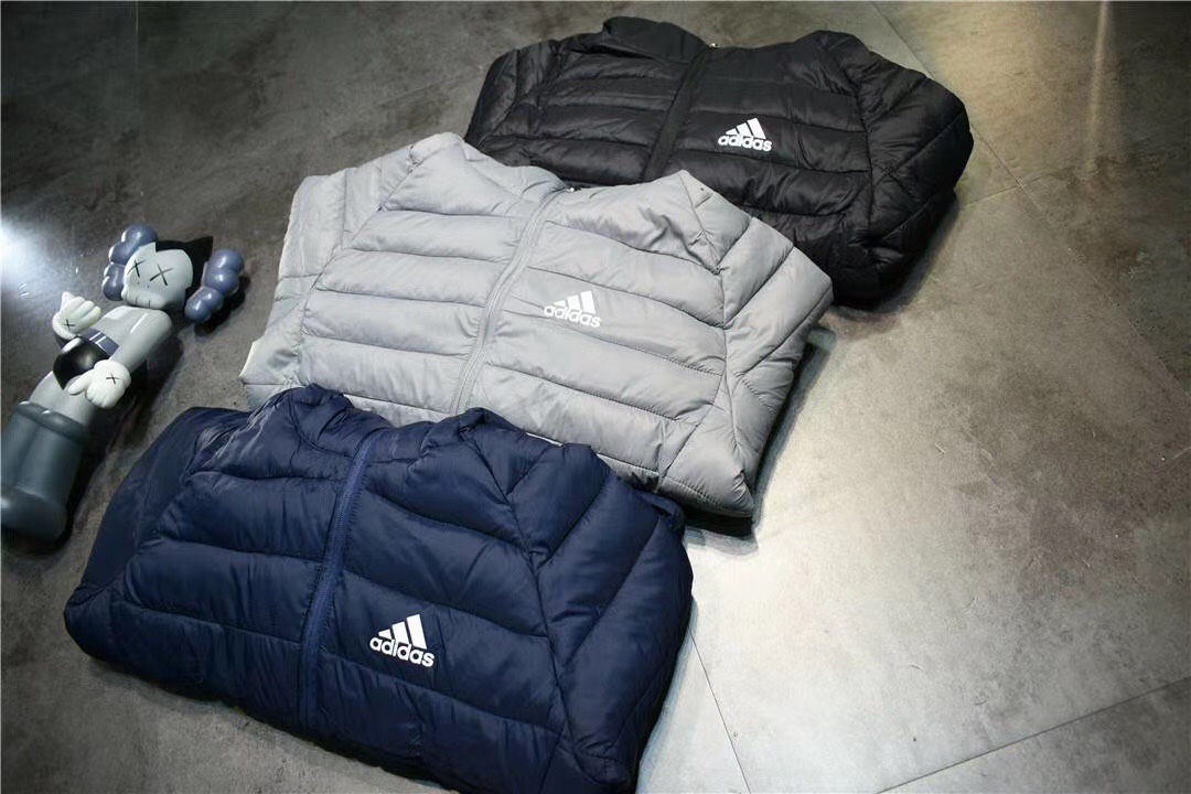 🛒购物价:103💰『轻薄羽绒服』90白鸭绒填充,御寒神器,原包装+原吊牌  Adidas主标保暖立领羽绒服舒适轻薄羽绒服

配收纳袋！出门非常方便

填充物：羽绒服 非常保暖

面料防风防水！轻薄设计！不臃肿！

高端羽绒服 非常保暖！

立体剪裁 上身效果好！

尺码M-4xl

颜色：黑色 藏青色 浅灰色
m~4xl