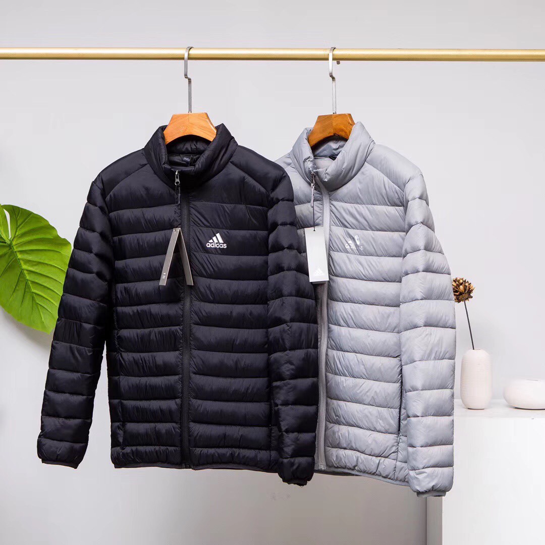 🛒购物价:103💰『轻薄羽绒服』90白鸭绒填充,御寒神器,原包装+原吊牌  Adidas主标保暖立领羽绒服舒适轻薄羽绒服

配收纳袋！出门非常方便

填充物：羽绒服 非常保暖

面料防风防水！轻薄设计！不臃肿！

高端羽绒服 非常保暖！

立体剪裁 上身效果好！

尺码M-4xl

颜色：黑色 藏青色 浅灰色
m~4xl