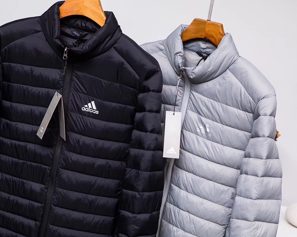 🛒购物价:103💰『轻薄羽绒服』90白鸭绒填充,御寒神器,原包装+原吊牌  Adidas主标保暖立领羽绒服舒适轻薄羽绒服

配收纳袋！出门非常方便

填充物：羽绒服 非常保暖

面料防风防水！轻薄设计！不臃肿！

高端羽绒服 非常保暖！

立体剪裁 上身效果好！

尺码M-4xl

颜色：黑色 藏青色 浅灰色
m~4xl