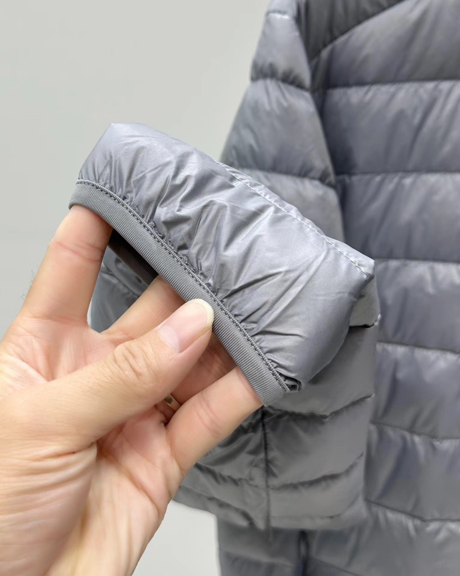 🛒购物价:103💰『轻薄羽绒服』90白鸭绒填充,御寒神器,原包装+原吊牌  始祖鸟户外 轻薄款羽绒服！原厂出货 面料的手感柔软舒适 并且不失挺括 绝对是你想象不到的给力 这款羽绒服蓬松度真的是非常的不错、上身有型的很！

羽绒服，重要的就是面料和制作工艺！！

进口的高密度16D抗撕裂尼龙面料！
加固内胆设计！更加降低了内侧钻绒的可能性！！
毫不夸张的说，这件衣服的做工！
正牢牢锁住了羽绒，锁住了温度！！
第三，优质的鸭绒！
蓬松度，充绒量，手感各方面都没得挑
几乎感觉不到毛梗
衣服蓬松开之后厚度各方面都OK！
初冬外穿，寒冬内搭，实用度绝对大大的。

老铁们真心推荐大家入手，牛货 自然是有牛货的骄傲！
喜欢的兄弟果断入手就一定是不会错的！
颜色：黑色，灰色，藏青
尺码：M-3XL(详情见图9)